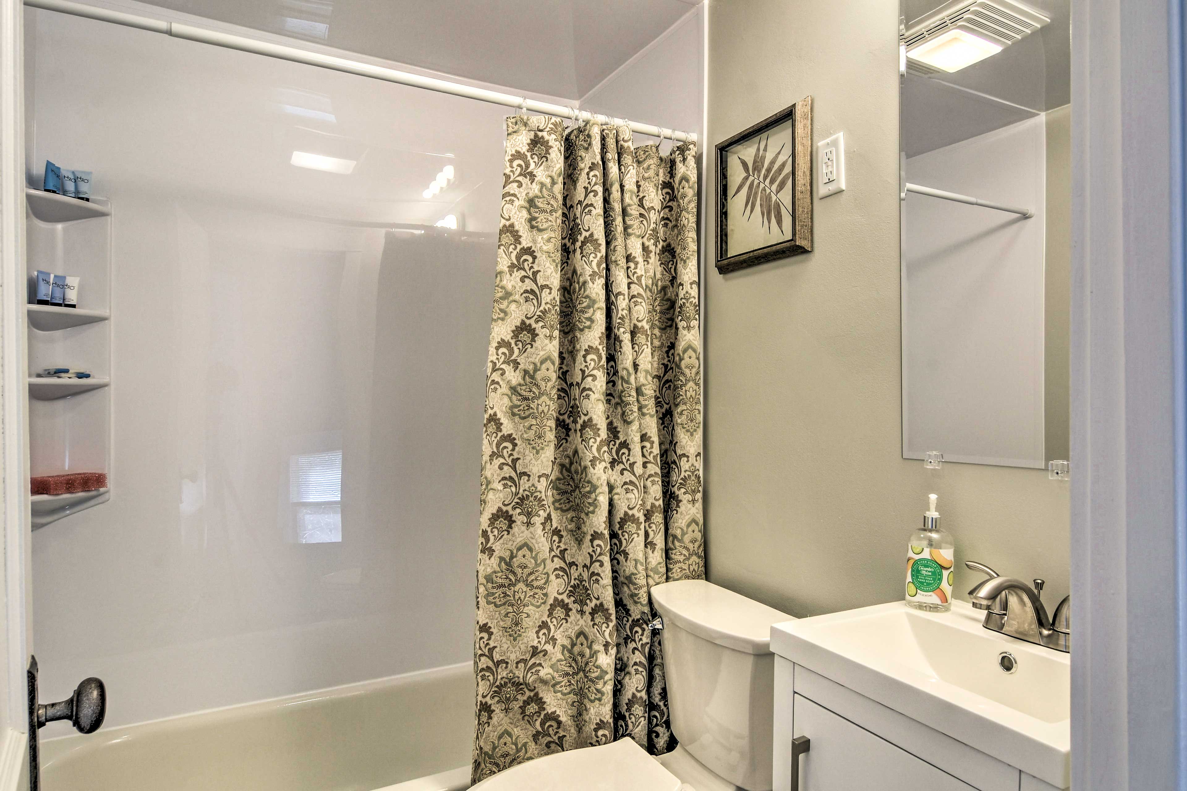 Full Bathroom | Complimentary Toiletries