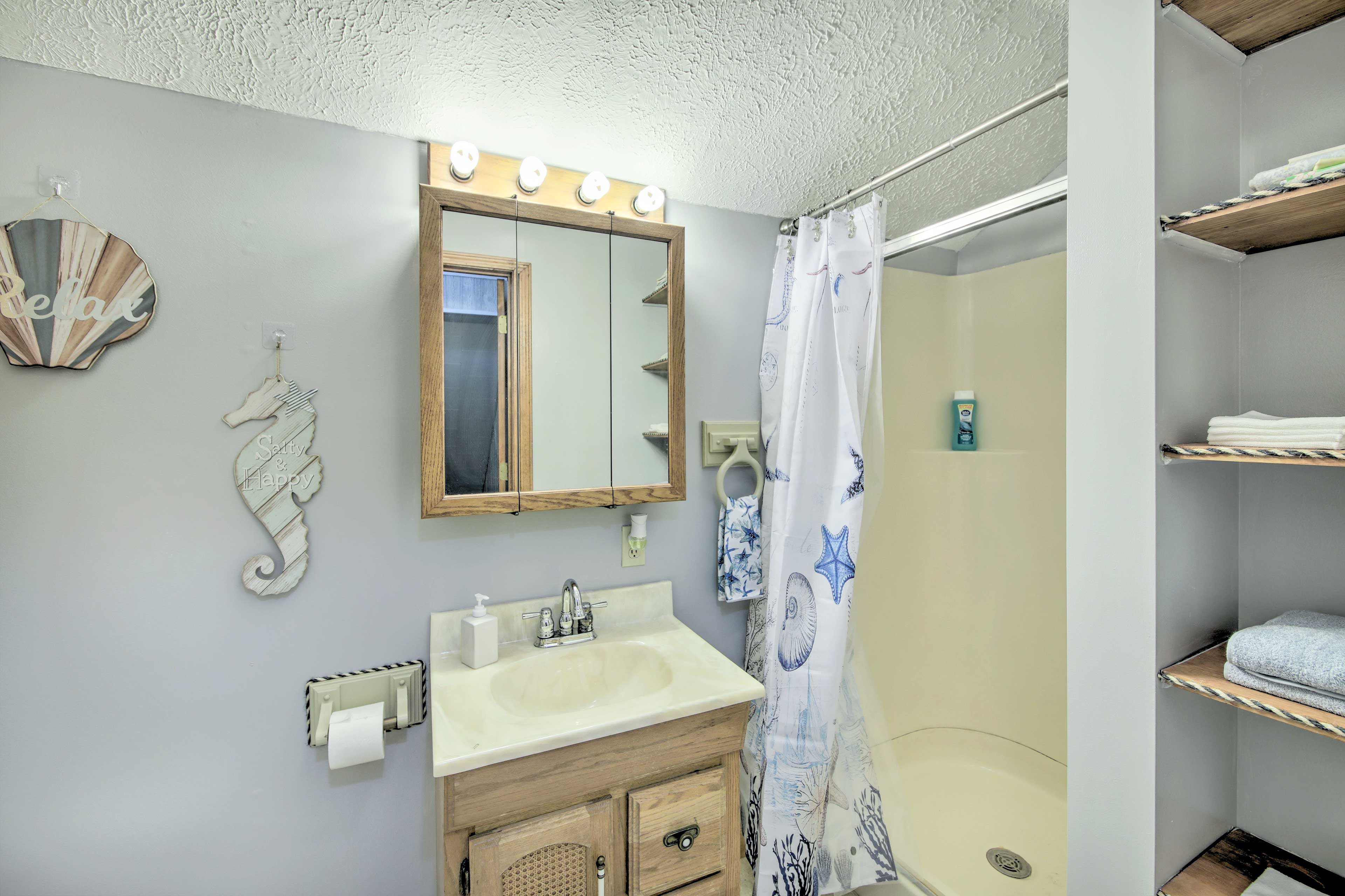 Upper Level | Full Bathroom