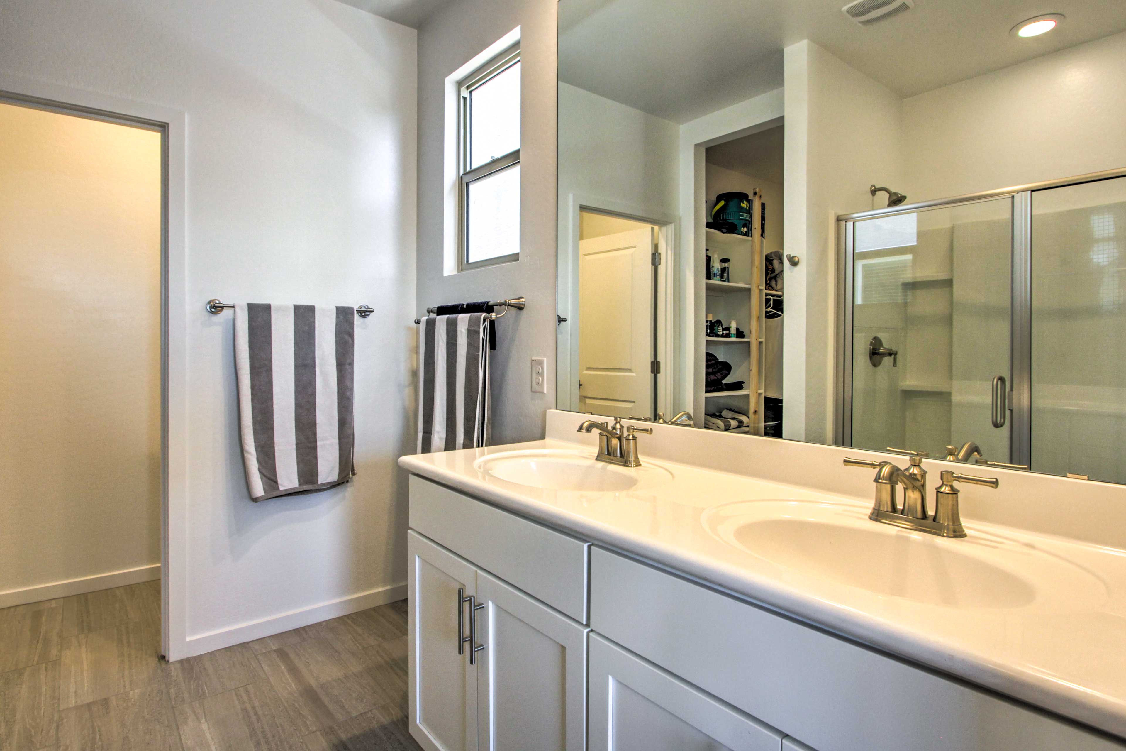 Full Bathroom | Towels Provided | Complimentary Toiletries