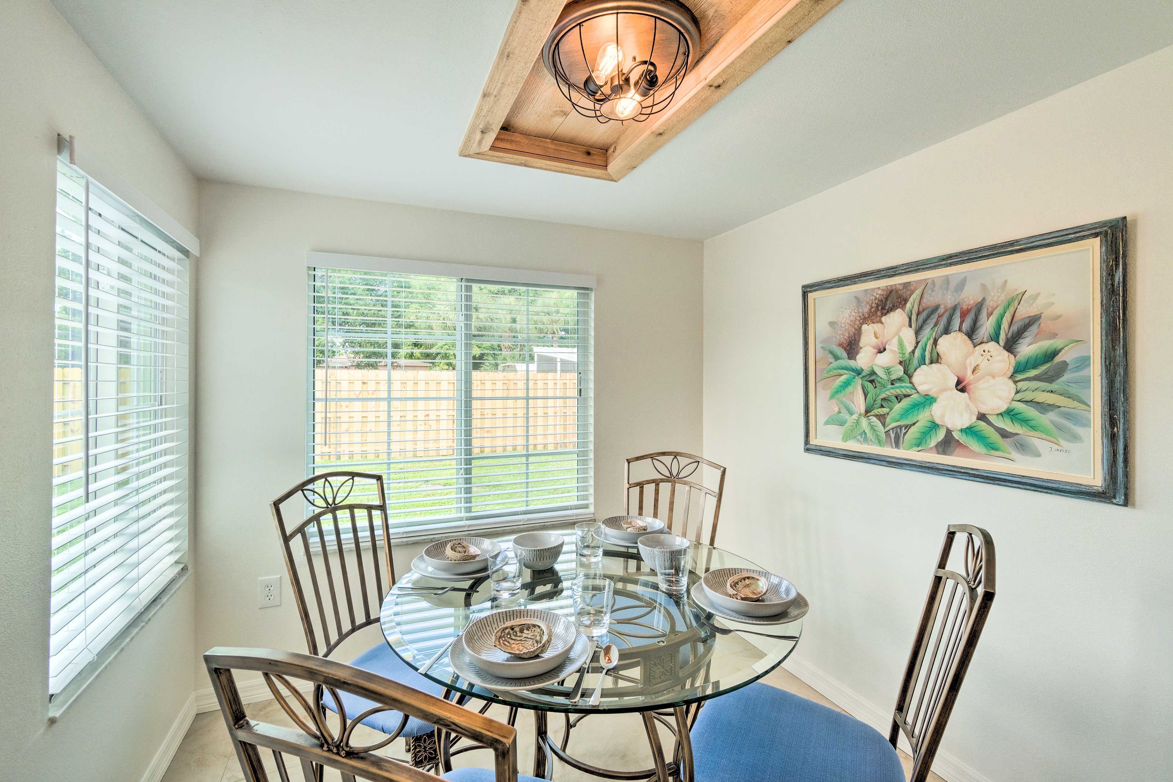 Dining Area | Dishware & Flatware Provided