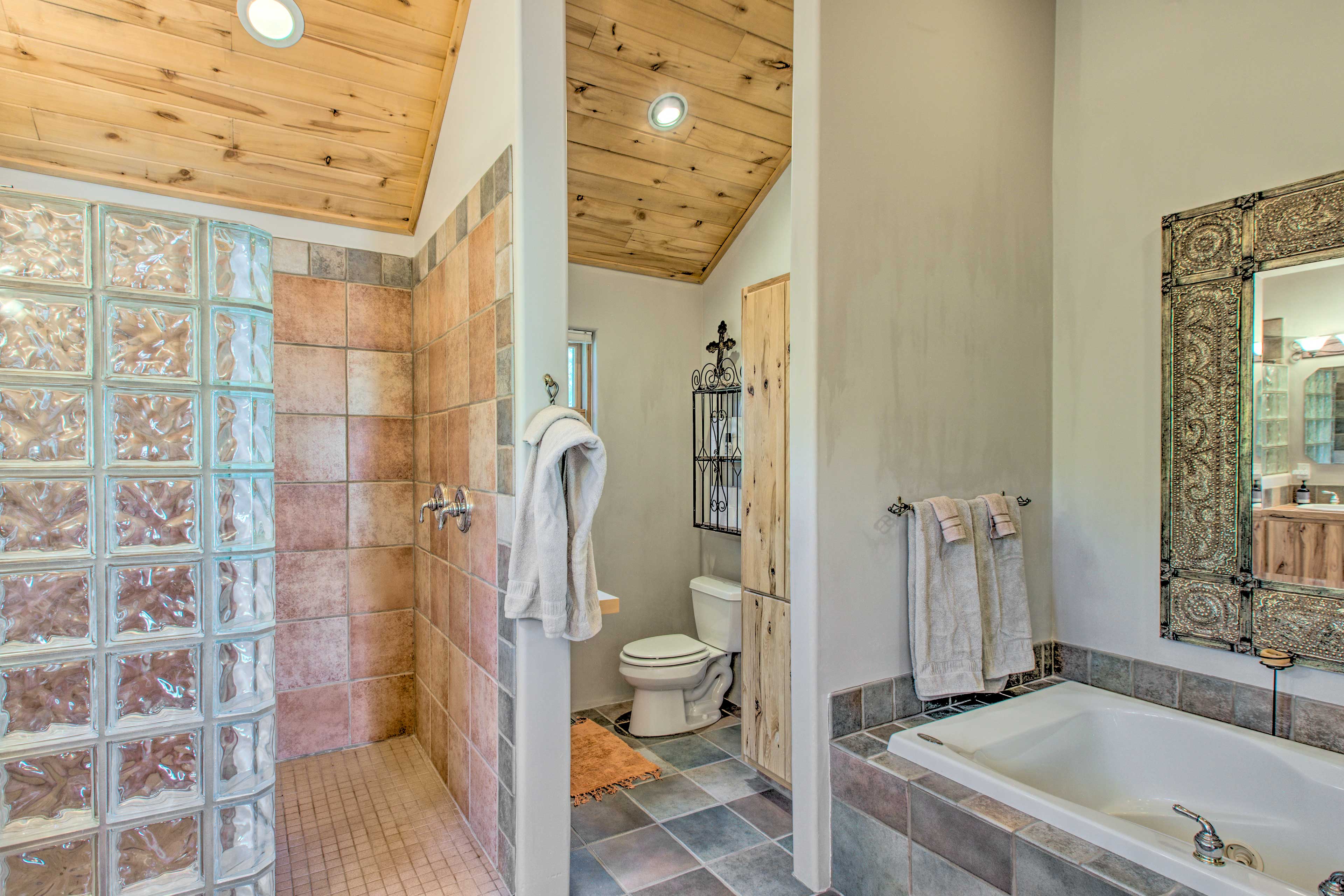 En-Suite Bathroom | Walk-In Shower | Jetted Tub