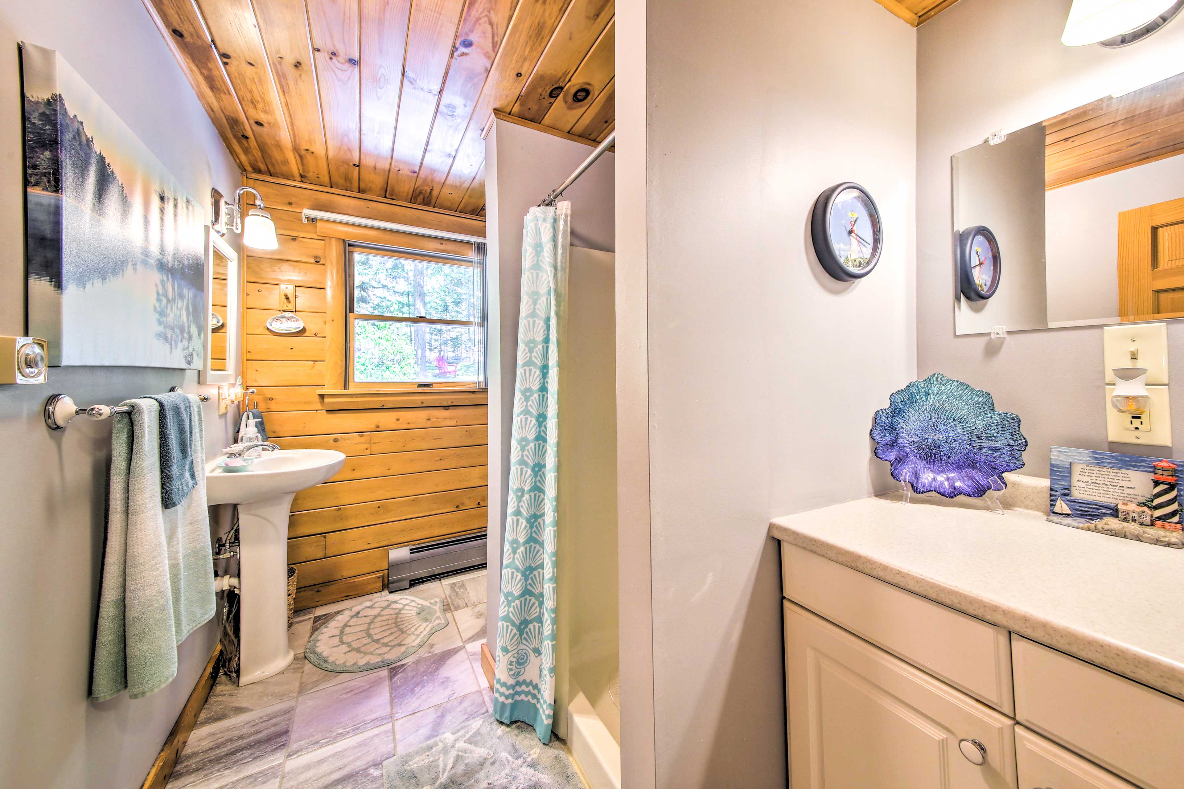 Full Bathroom | Towels Provided | Walk-In Shower