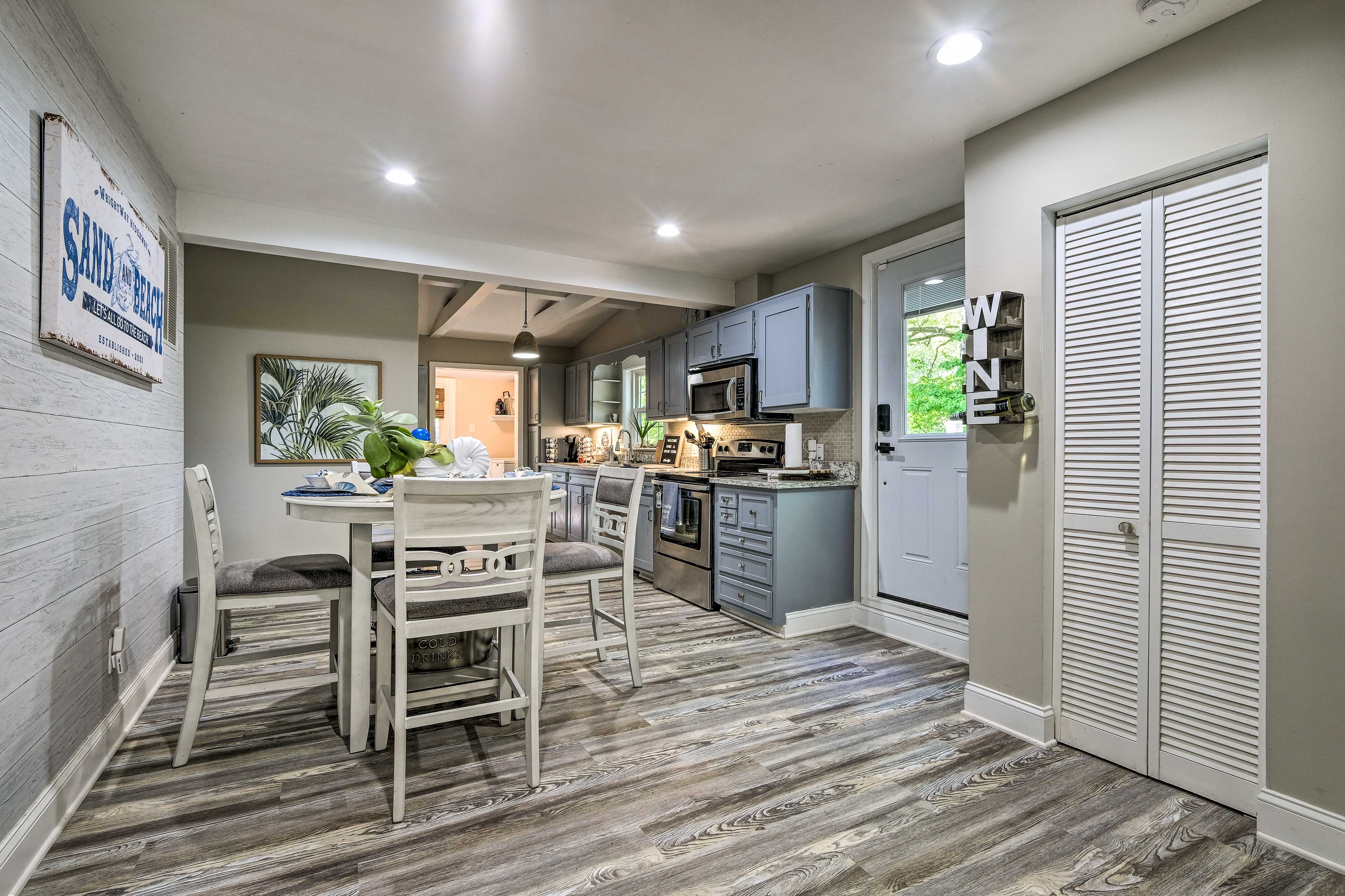 Dining Area | Kitchen