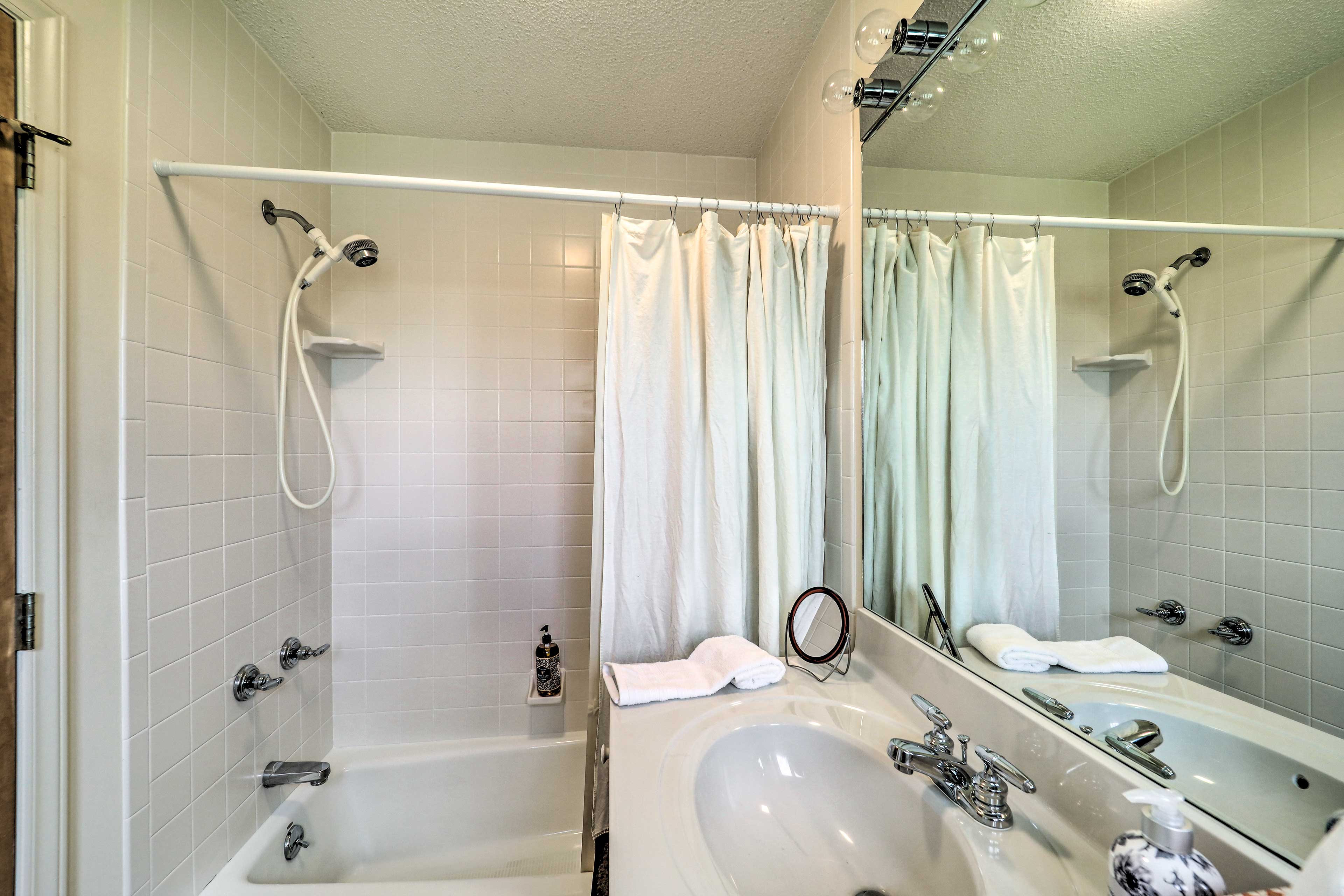 Full Bathroom | Towels Provided