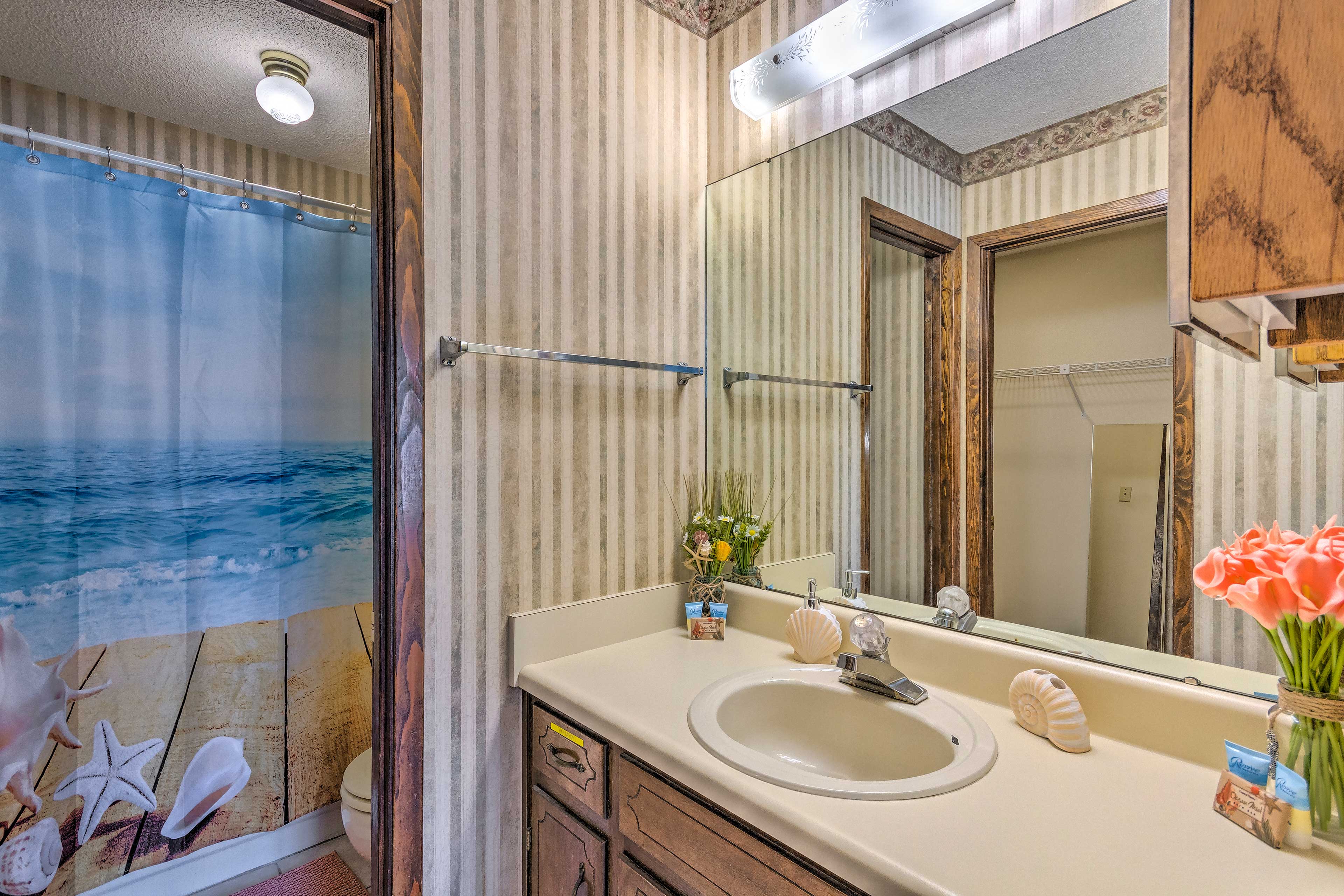 En-Suite Bathroom | Towels Provided