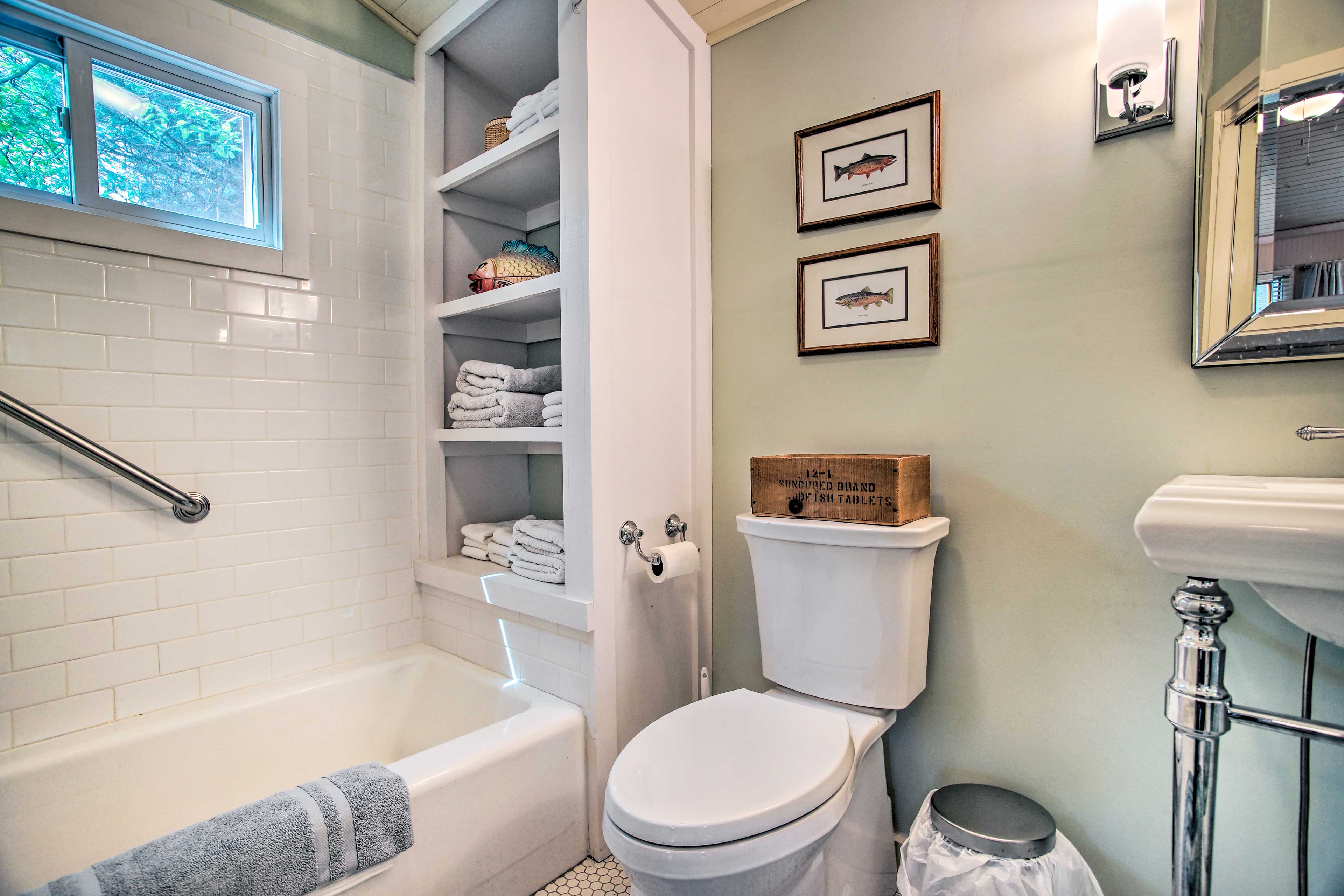 Full Bathroom | Complimentary Toiletries | Towels Provided