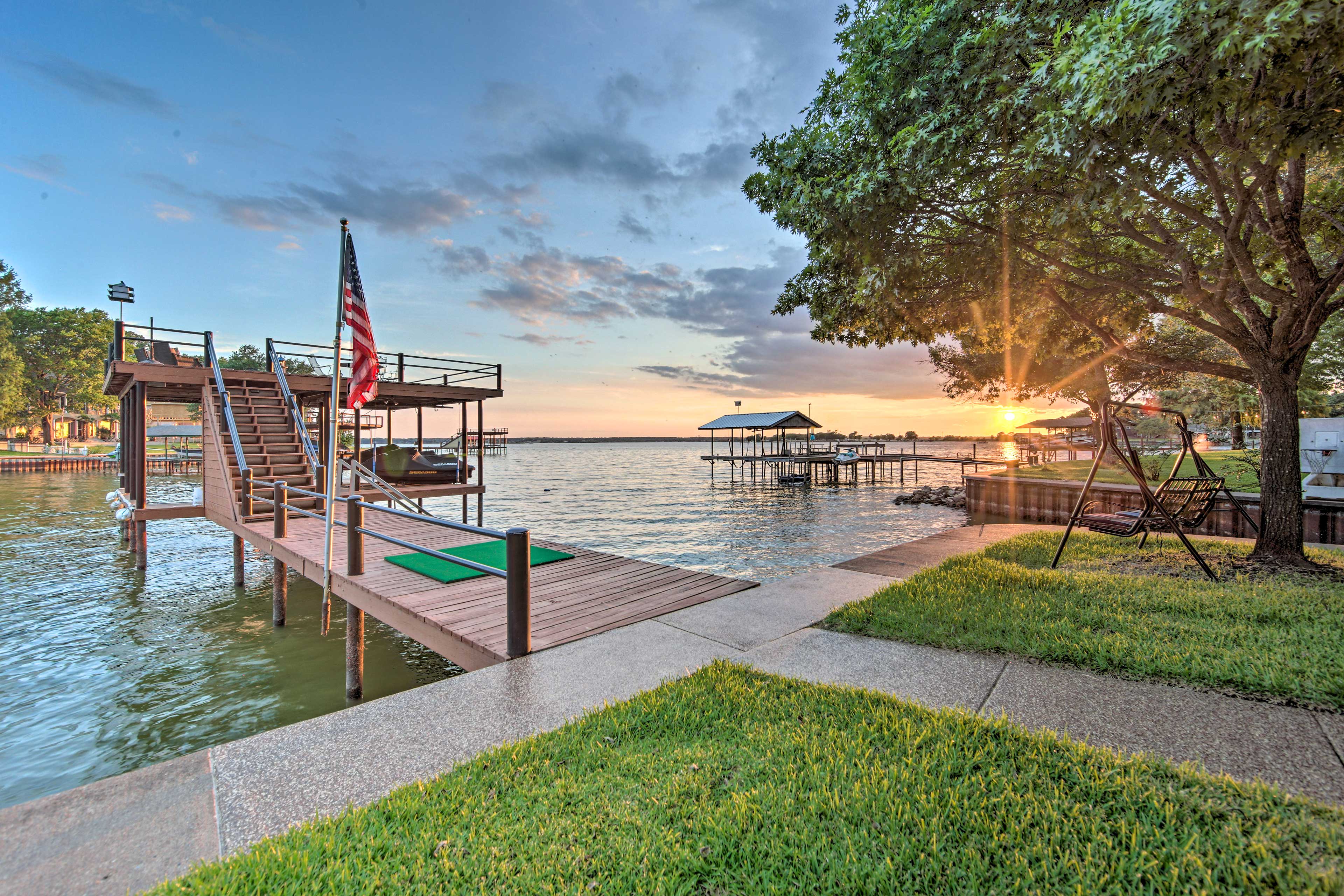 Shared Dock | Outdoor Dining Area