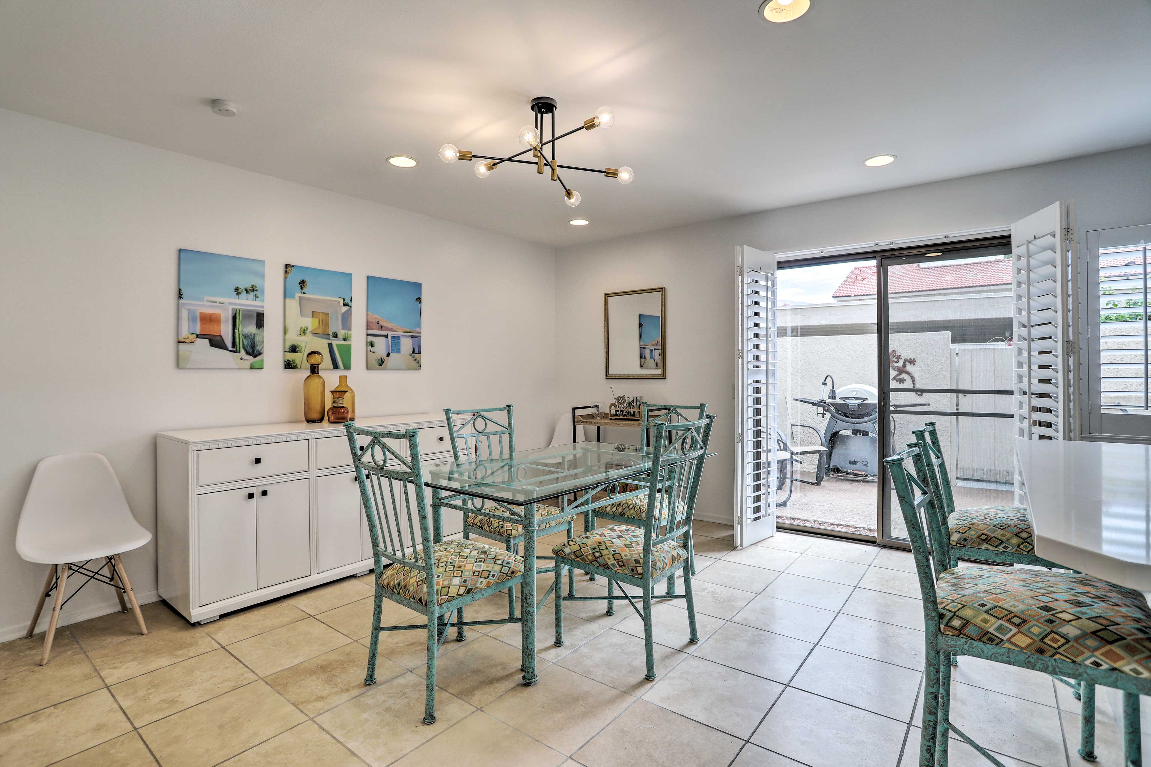 Dining Area | Dishware/Flatware Provided