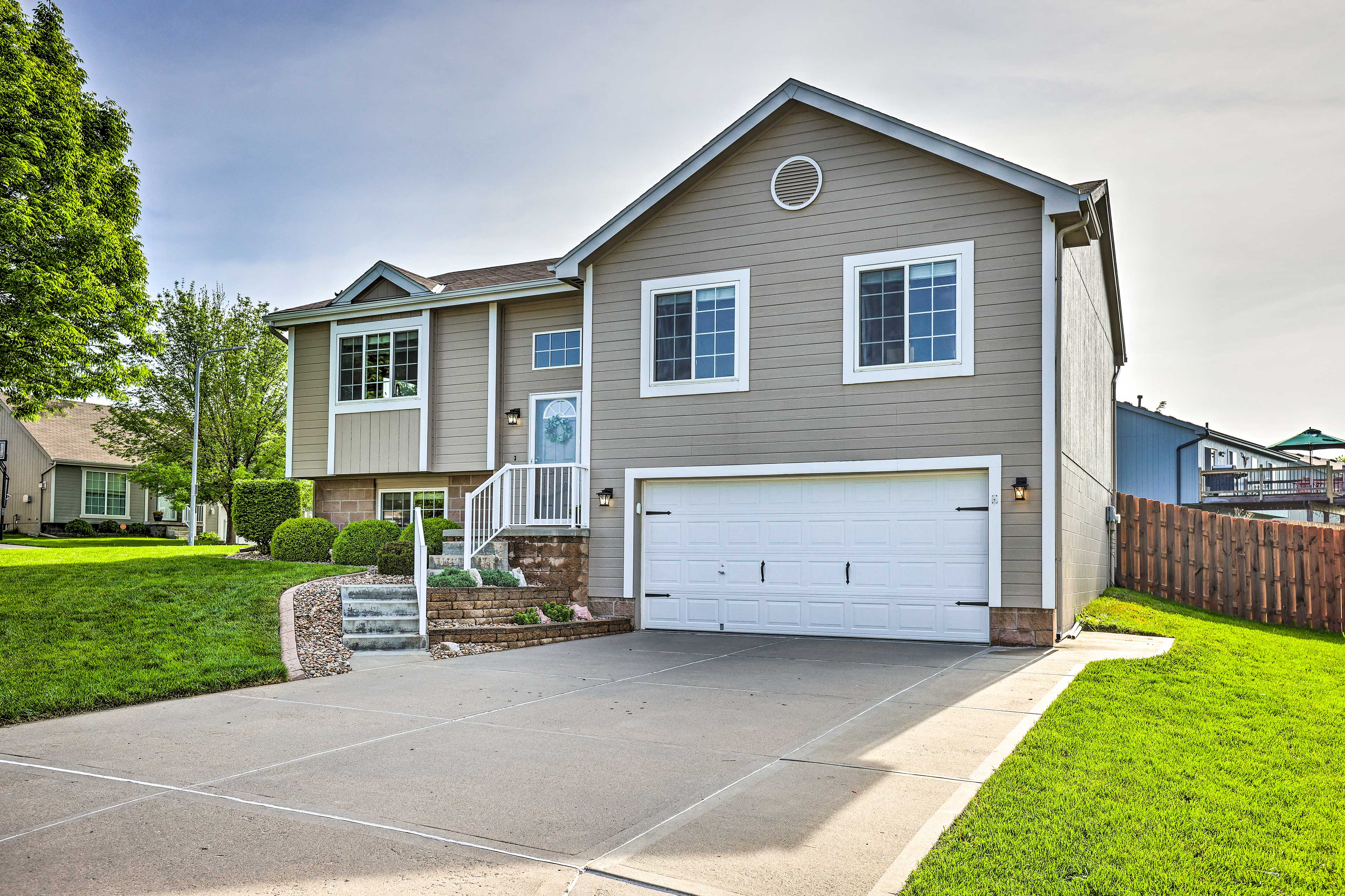 Parking | Driveway (4 Vehicles) | Garage (2 Vehicles)