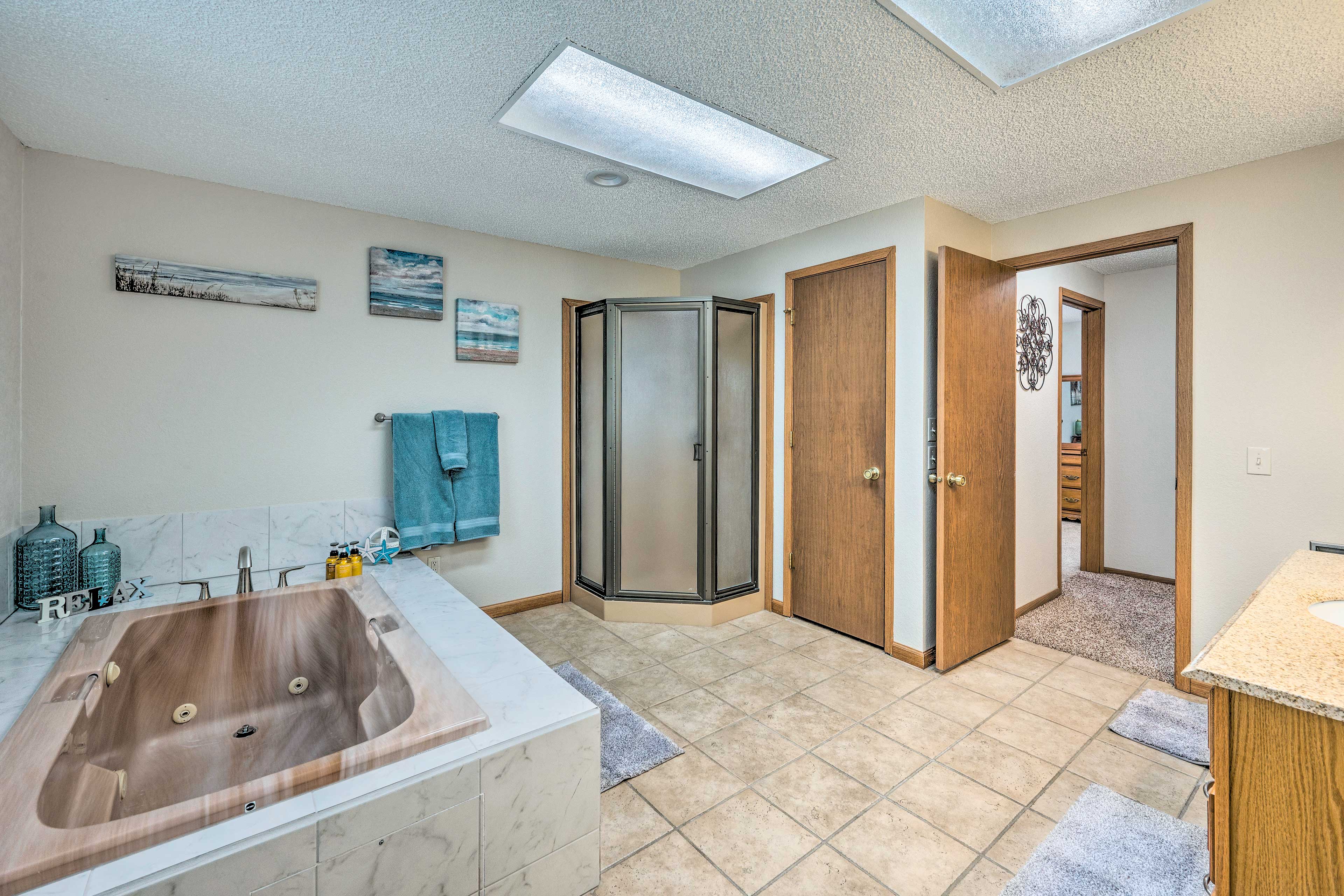 En-Suite Bathroom | 2nd Floor | Jetted Tub | Towels Provided