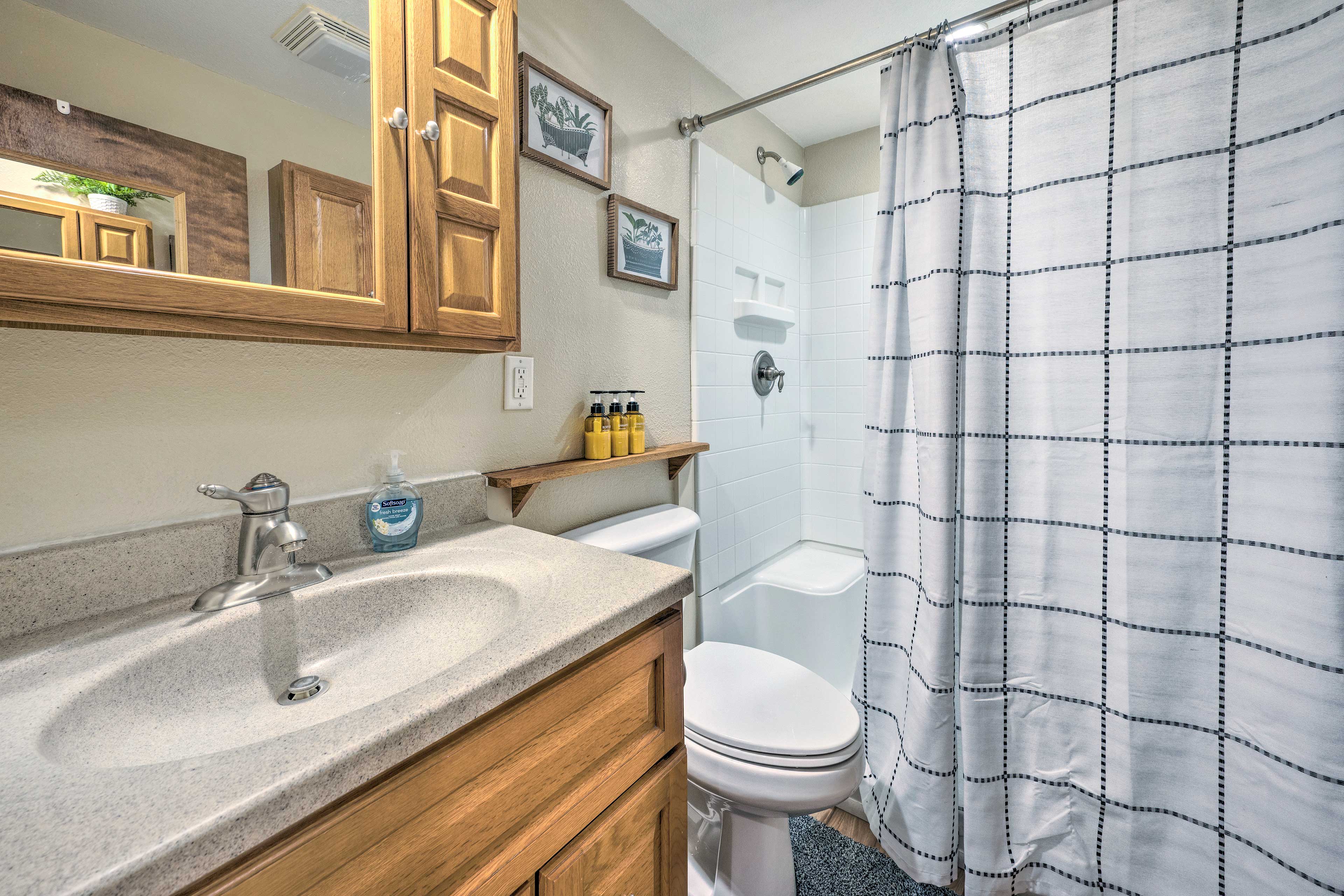 Full Bathroom | 1st Floor | Complimentary Toiletries