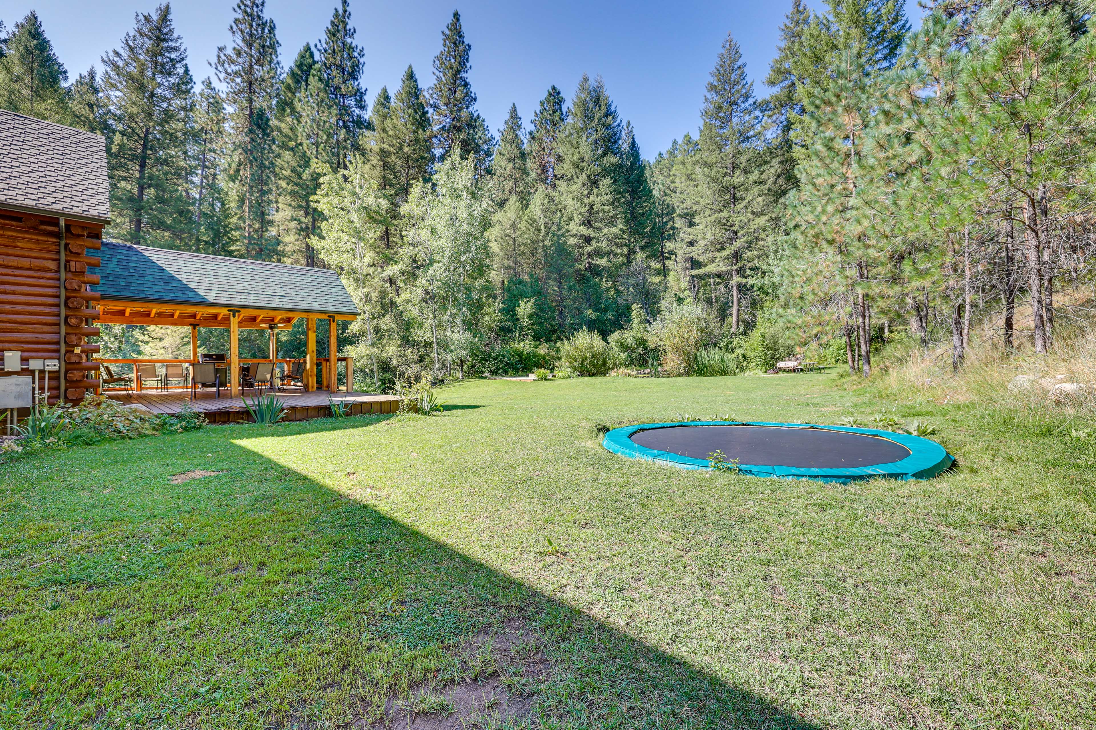 Spacious Yard | Trampoline