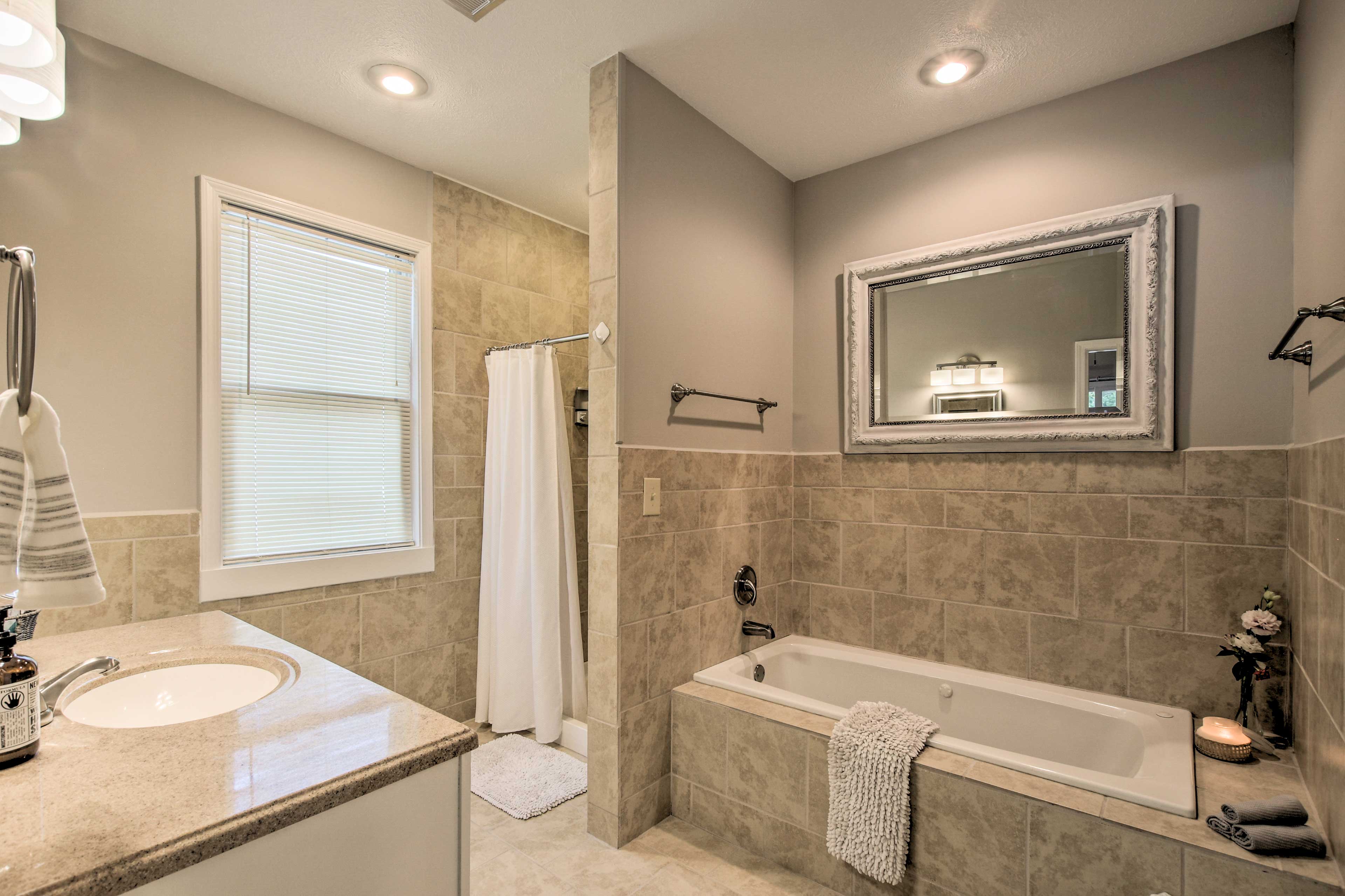 En-Suite Bathroom | Towels Provided | Complimentary Toiletries