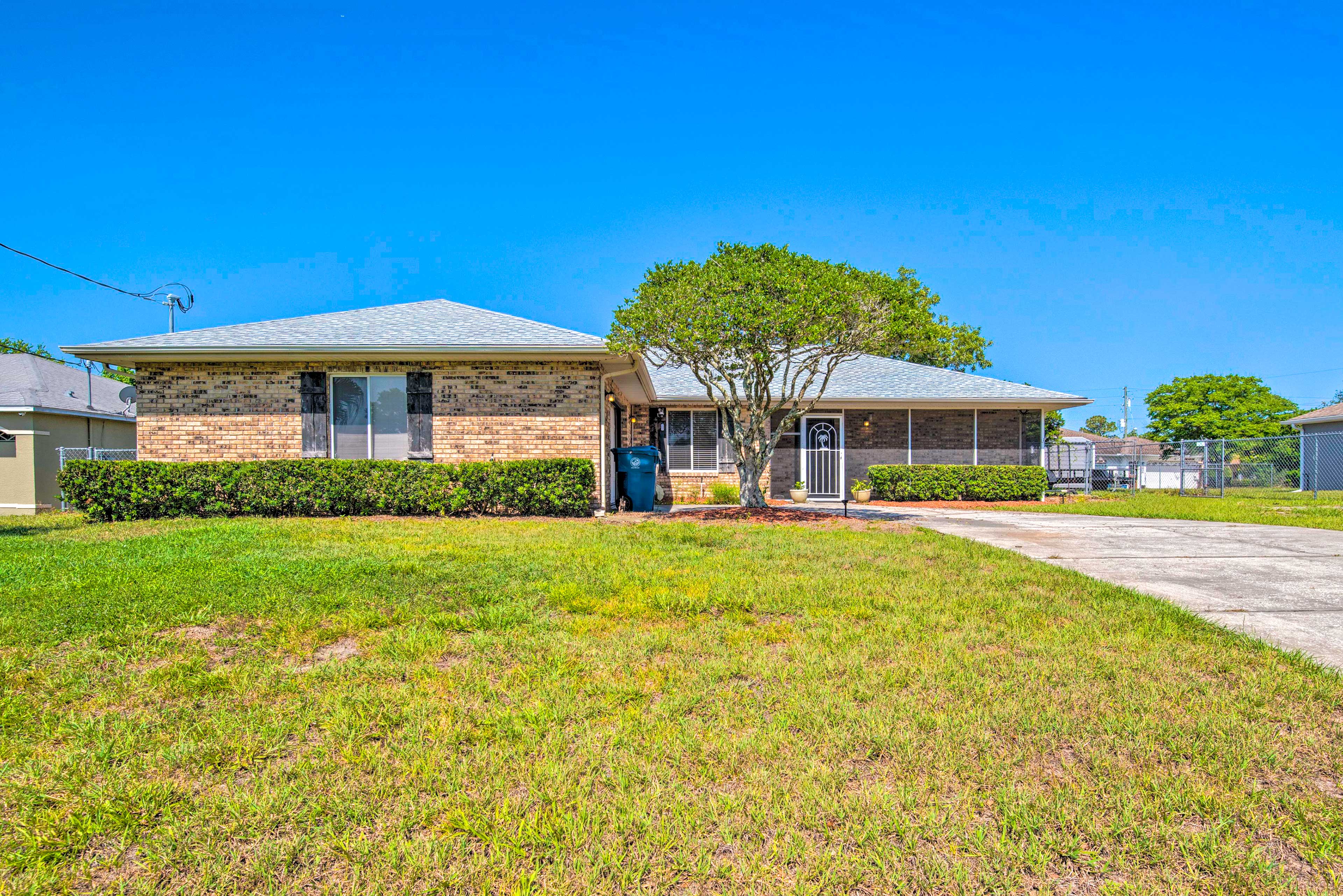 Parking | Driveway (4 Vehicles) | Street Parking | RV/Trailer/Boat Parking