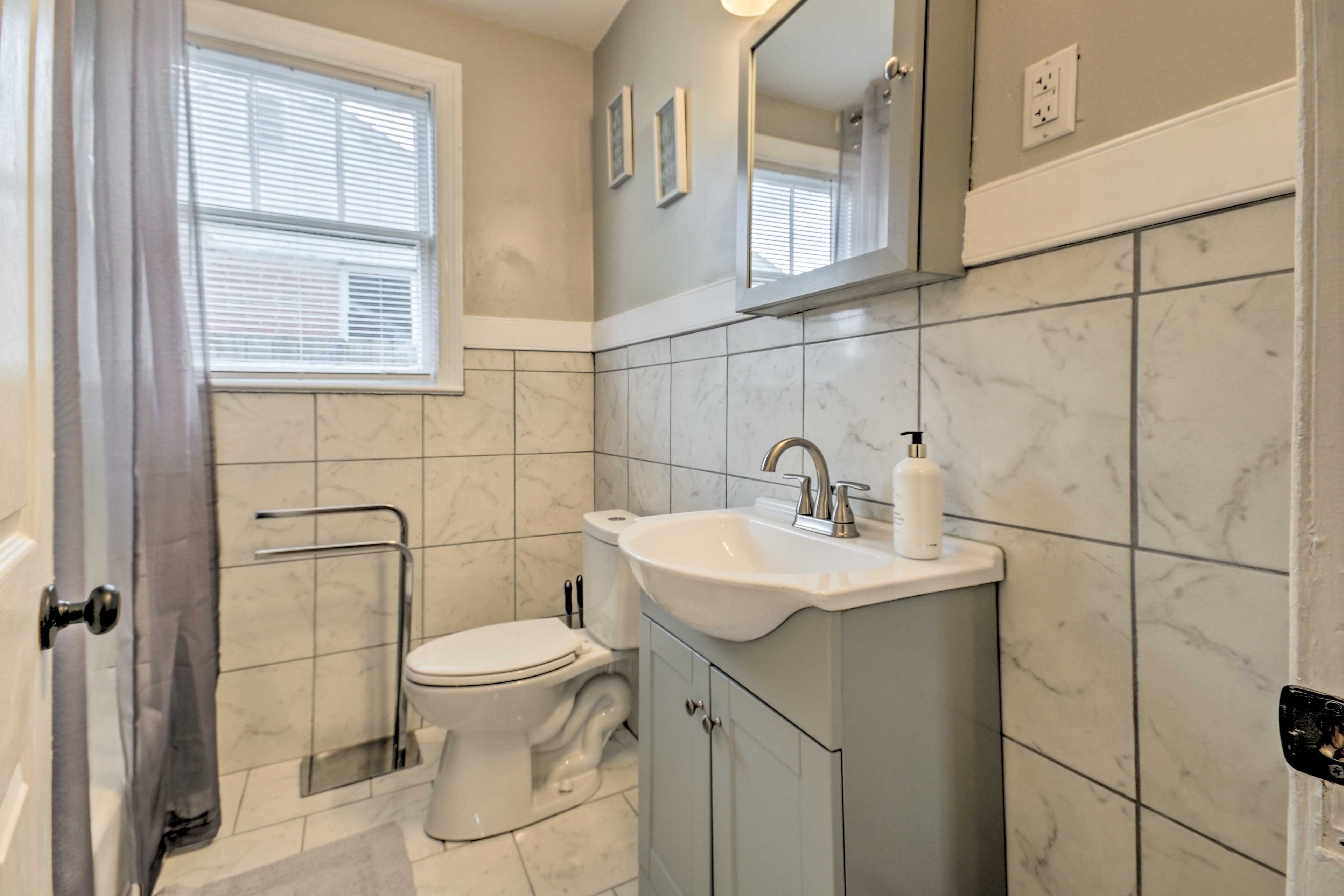 Full Bathroom | Linens & Towels | Complimentary Toiletries | Hair Dryer