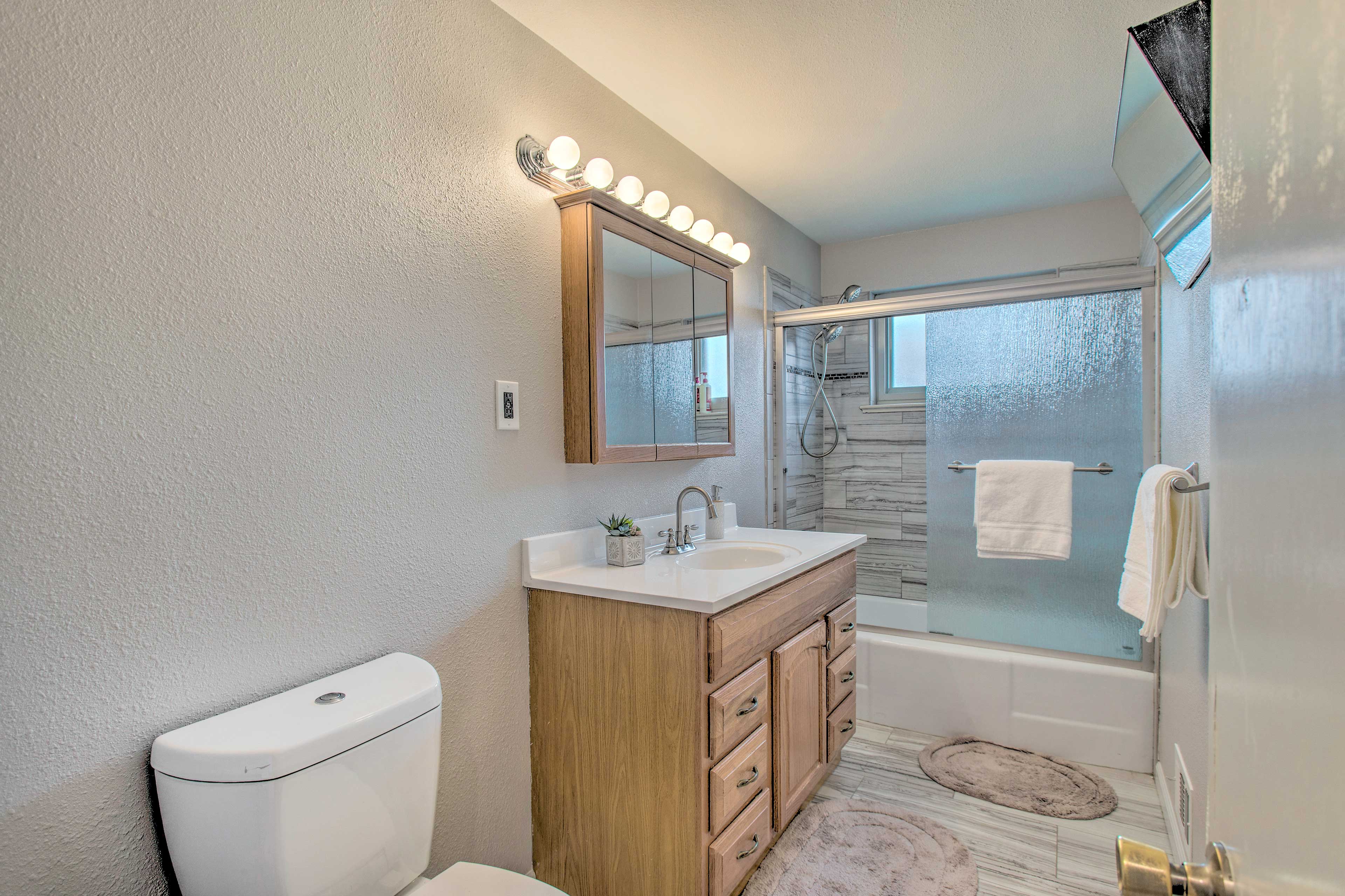 Full Bathroom | Towels & Complimentary Toiletries Provided