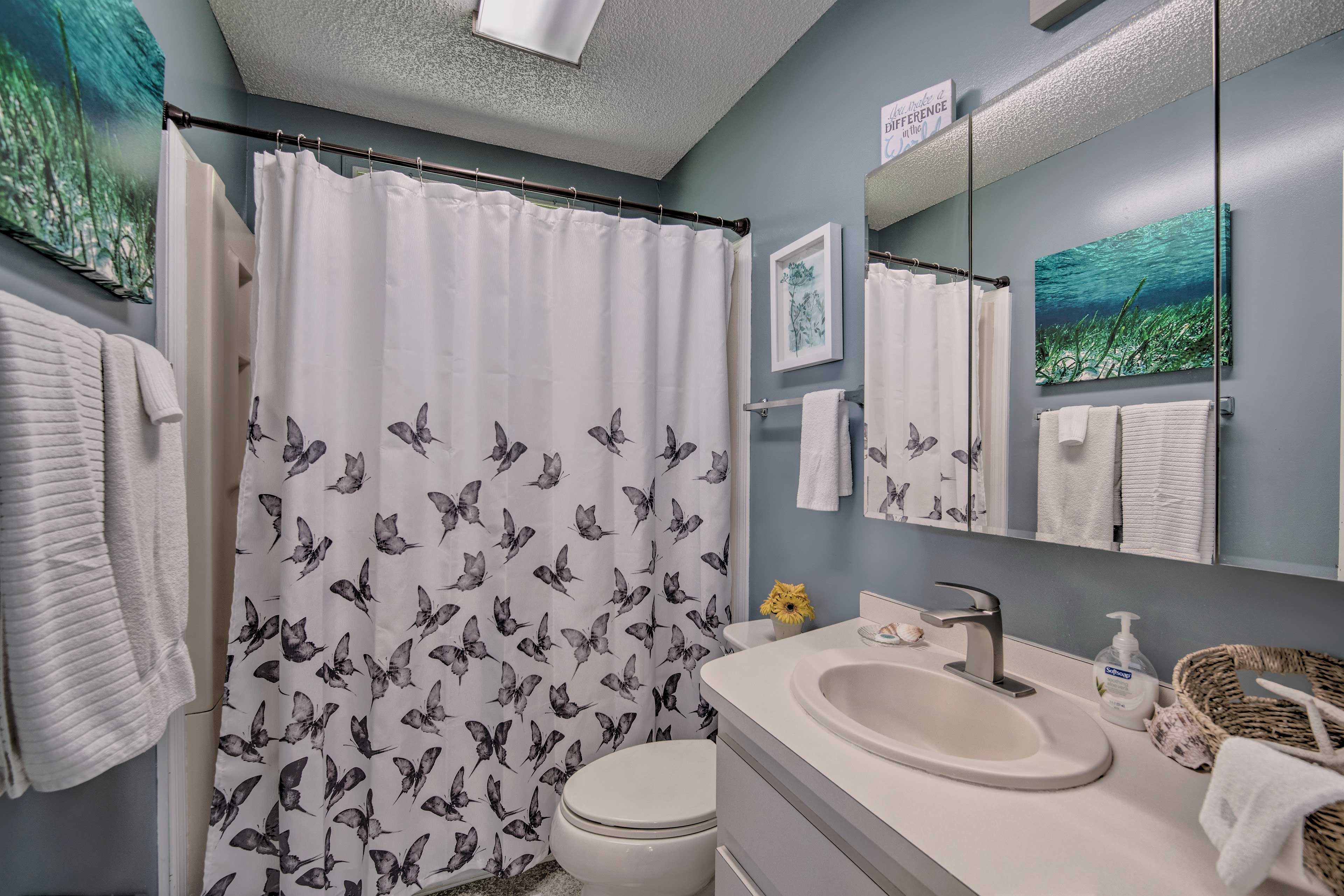 En-Suite Bathroom | Main Level | Towels Provided