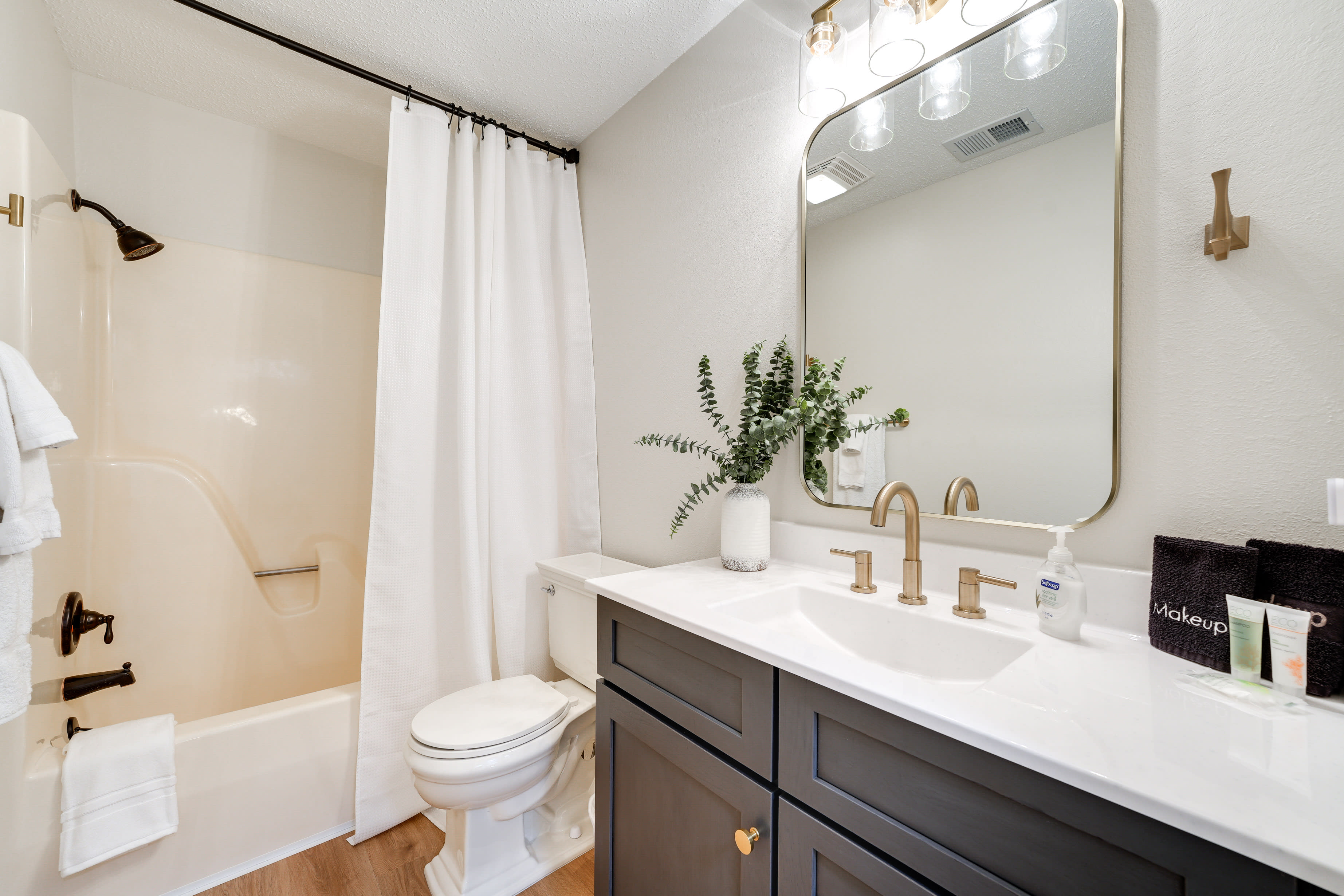 Bathroom | Complimentary Toiletries | Towels Provided