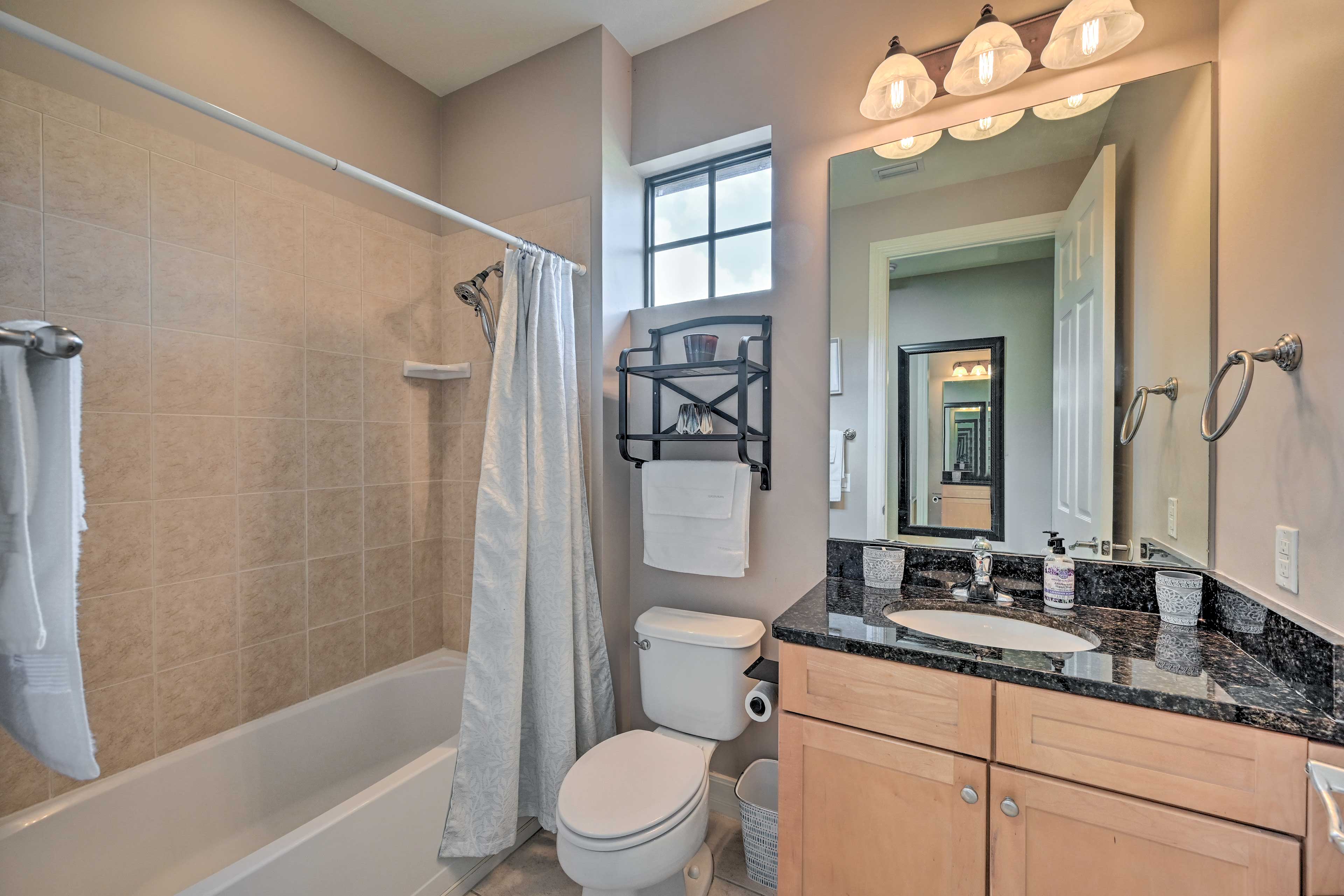 Full Bathroom | Shower/Tub Combo