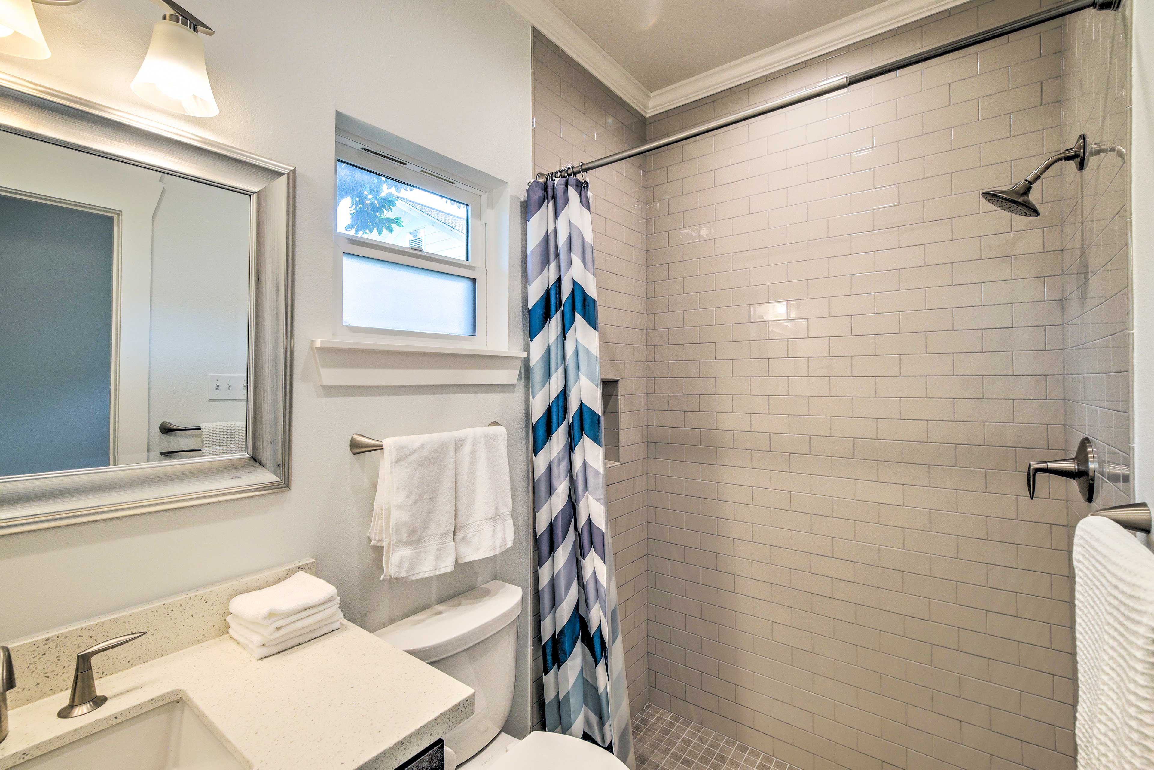 Full Bathroom | Main Floor | Complimentary Toiletries | Hair Dryer