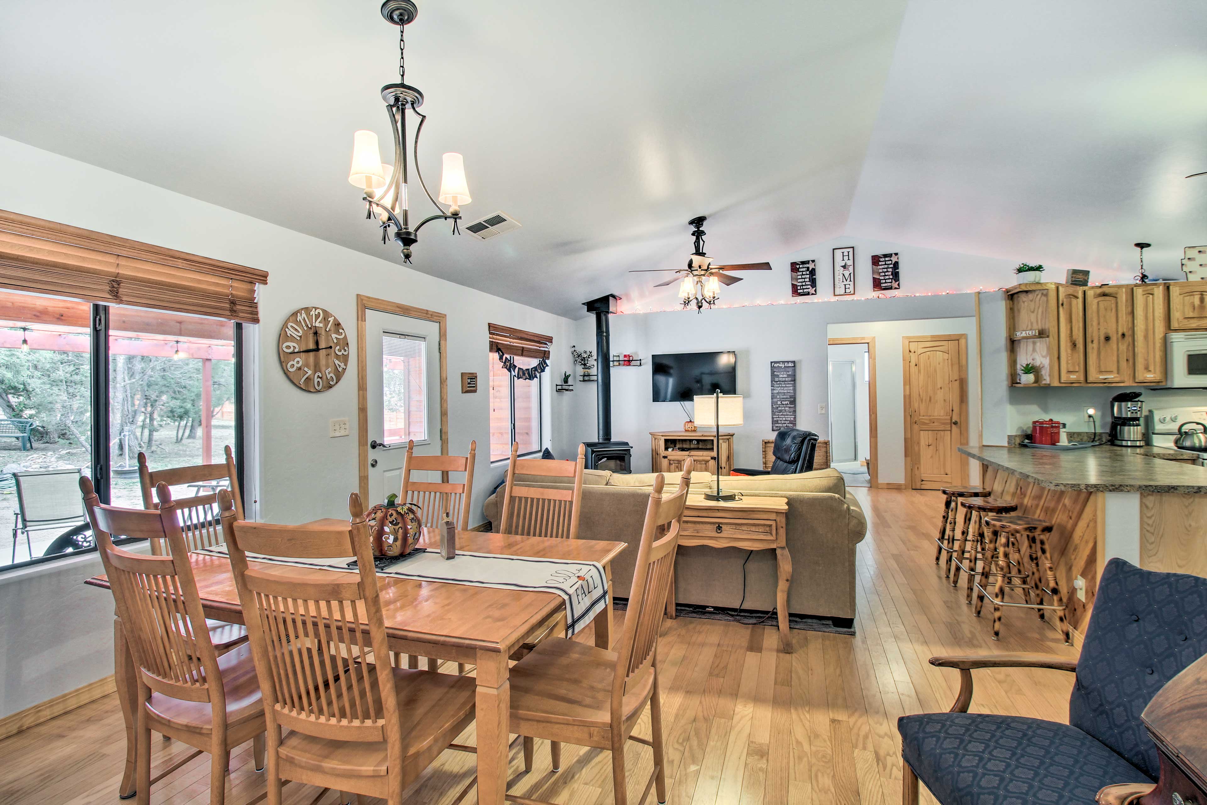 Dining Area | Dishware/Flatware Provided