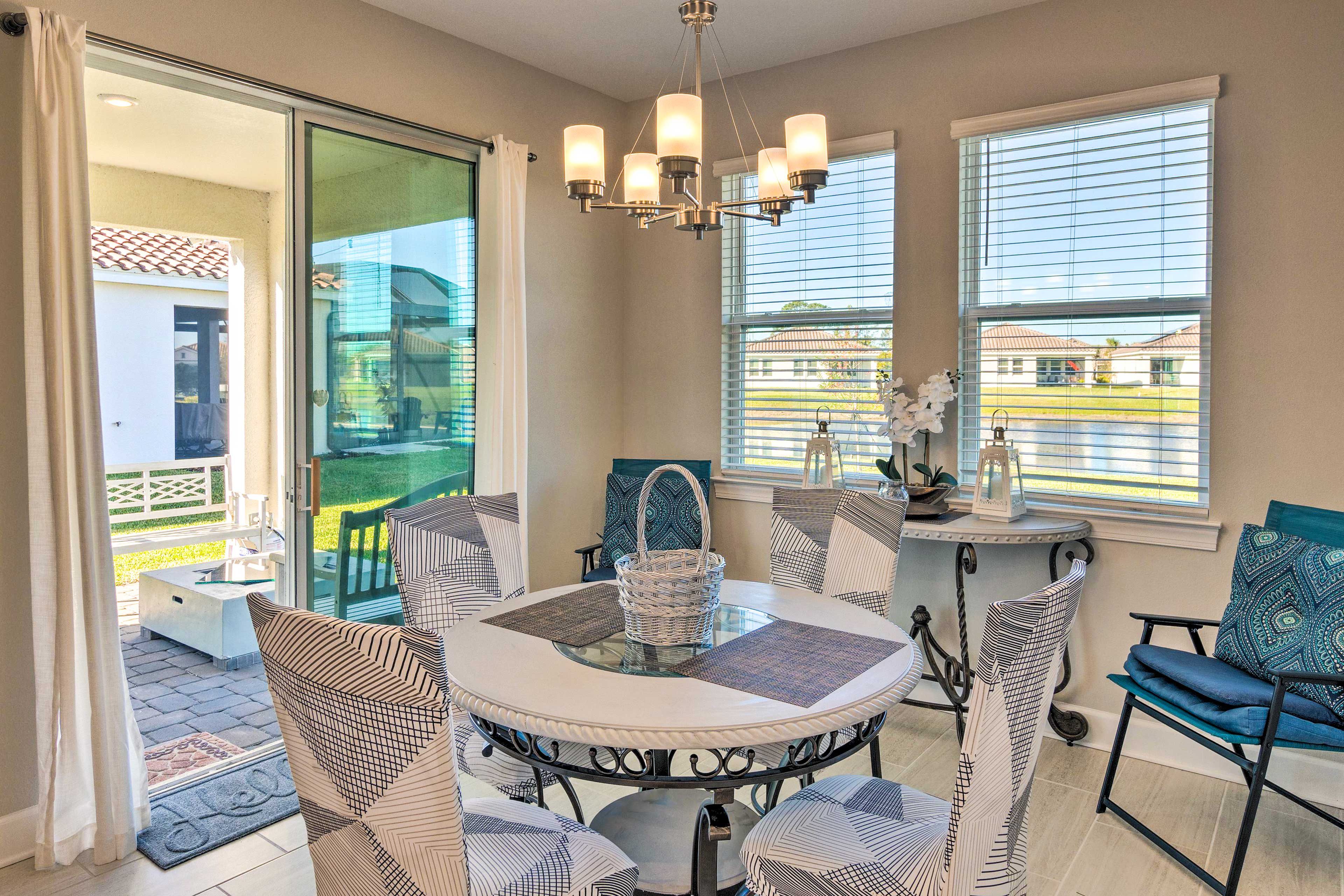 Dining Area | Dishware & Flatware Provided