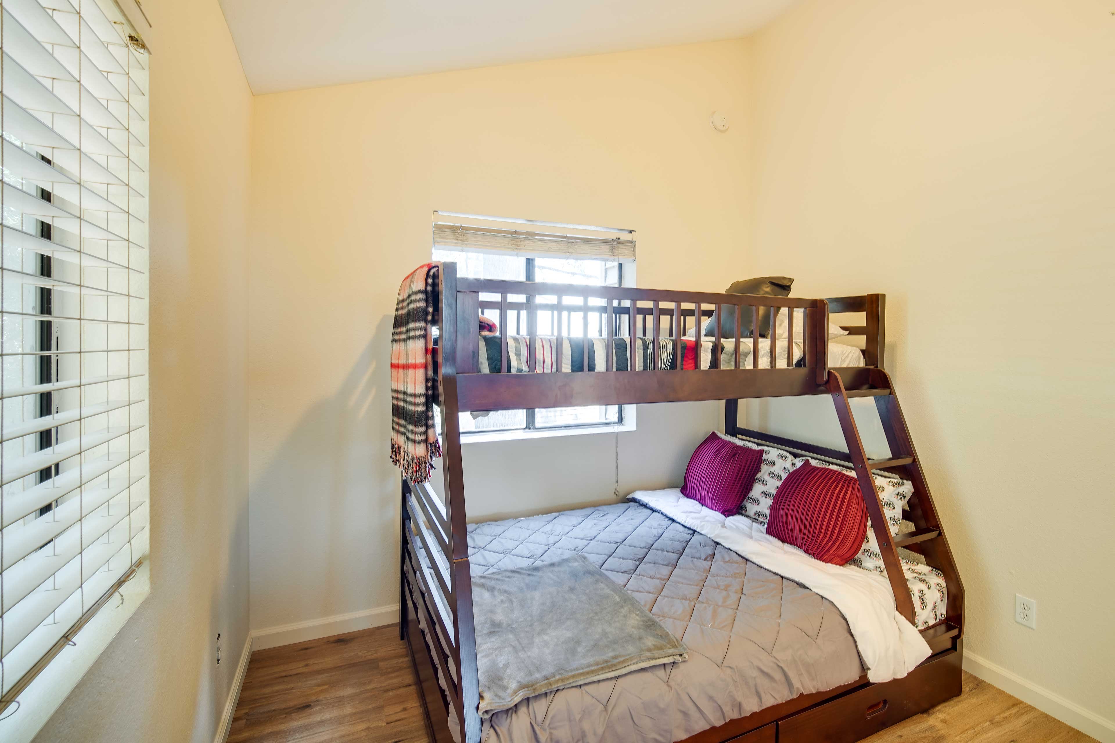 Bedroom 3 | Twin/Full Bunk Bed w/ Full Trundle