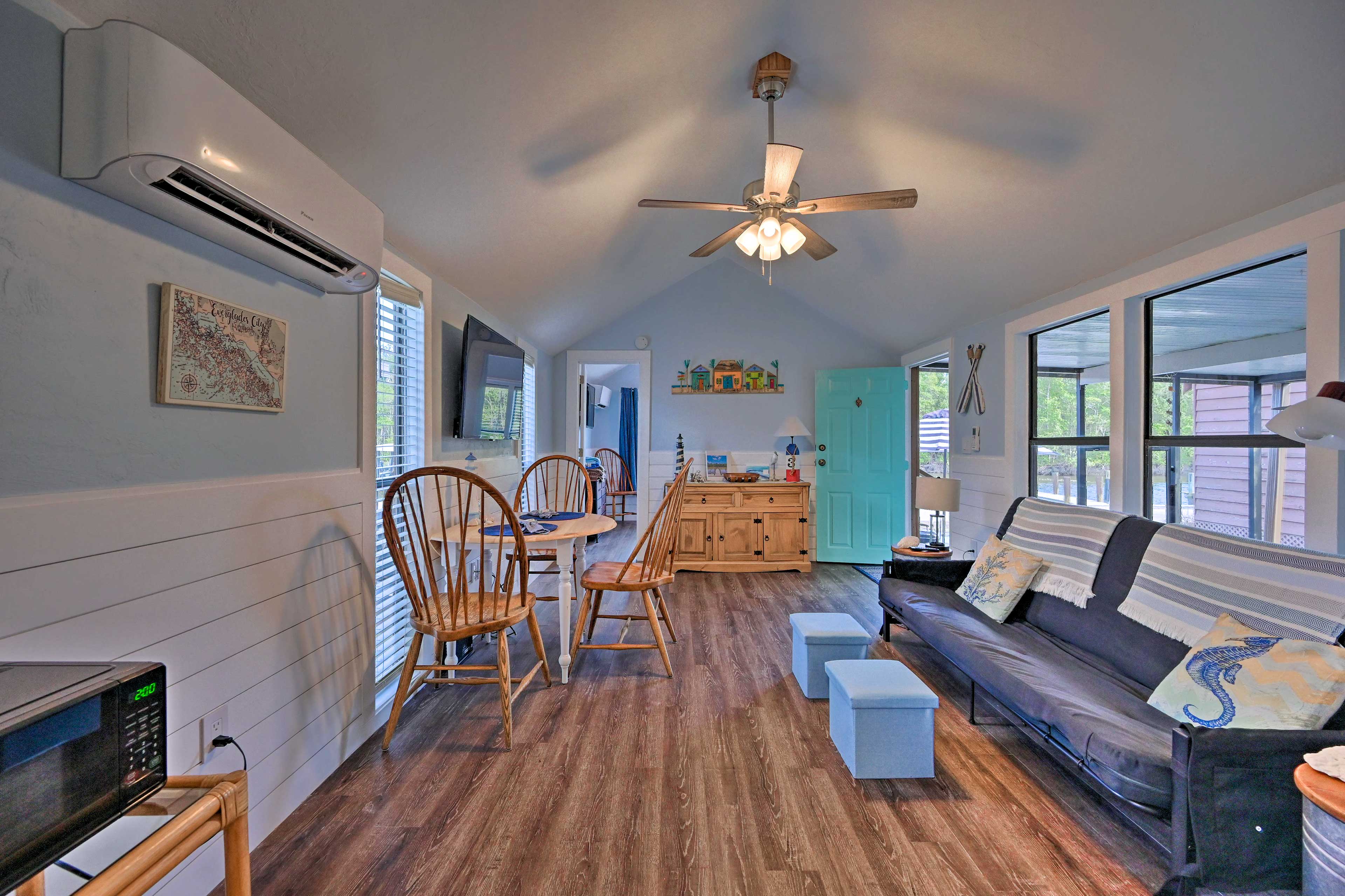 Dining Area | Dishware & Flatware Provided