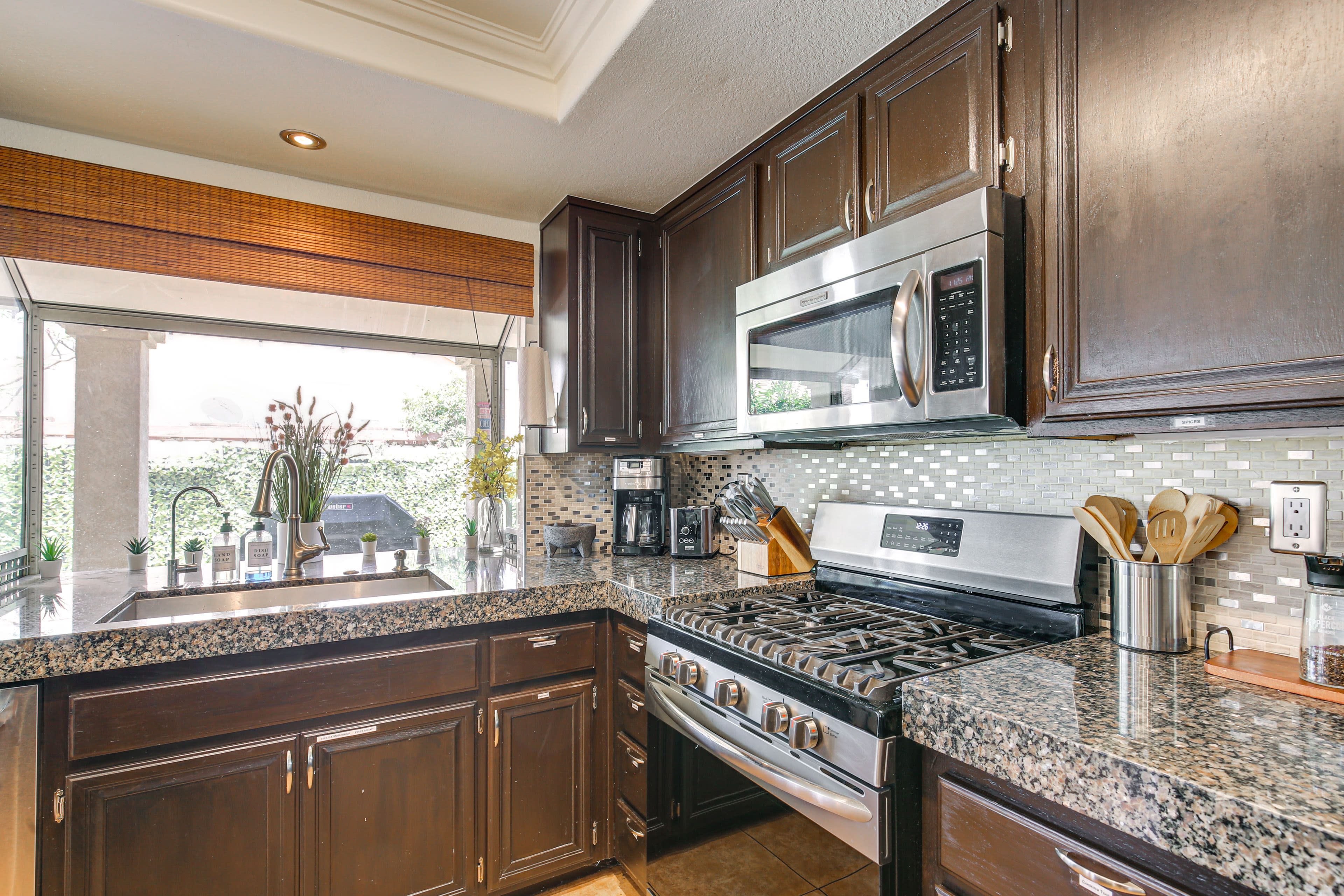 Kitchen | Complimentary Snacks | Fully Equipped