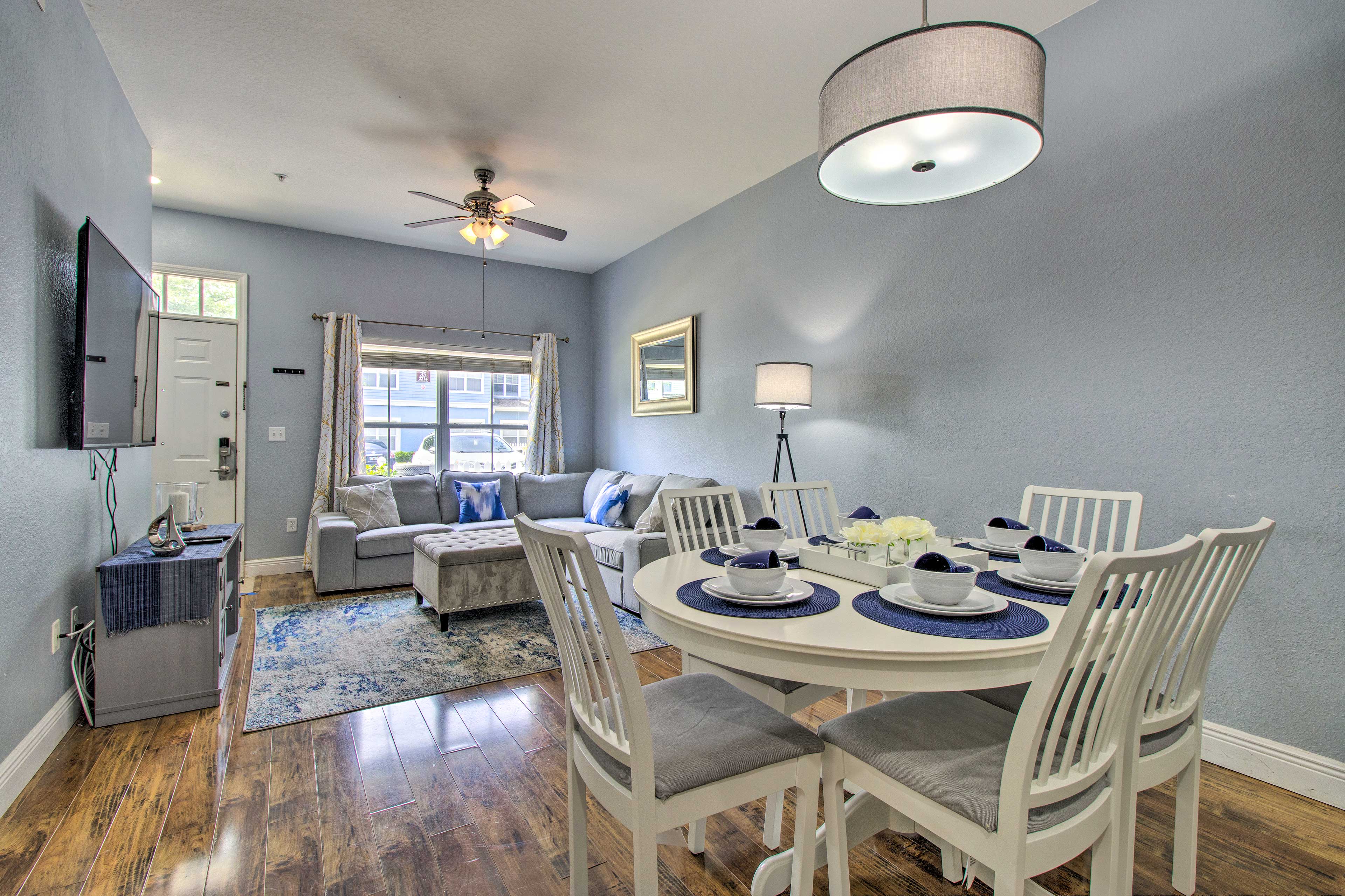 Dining Area | Dishware/Flatware Provided