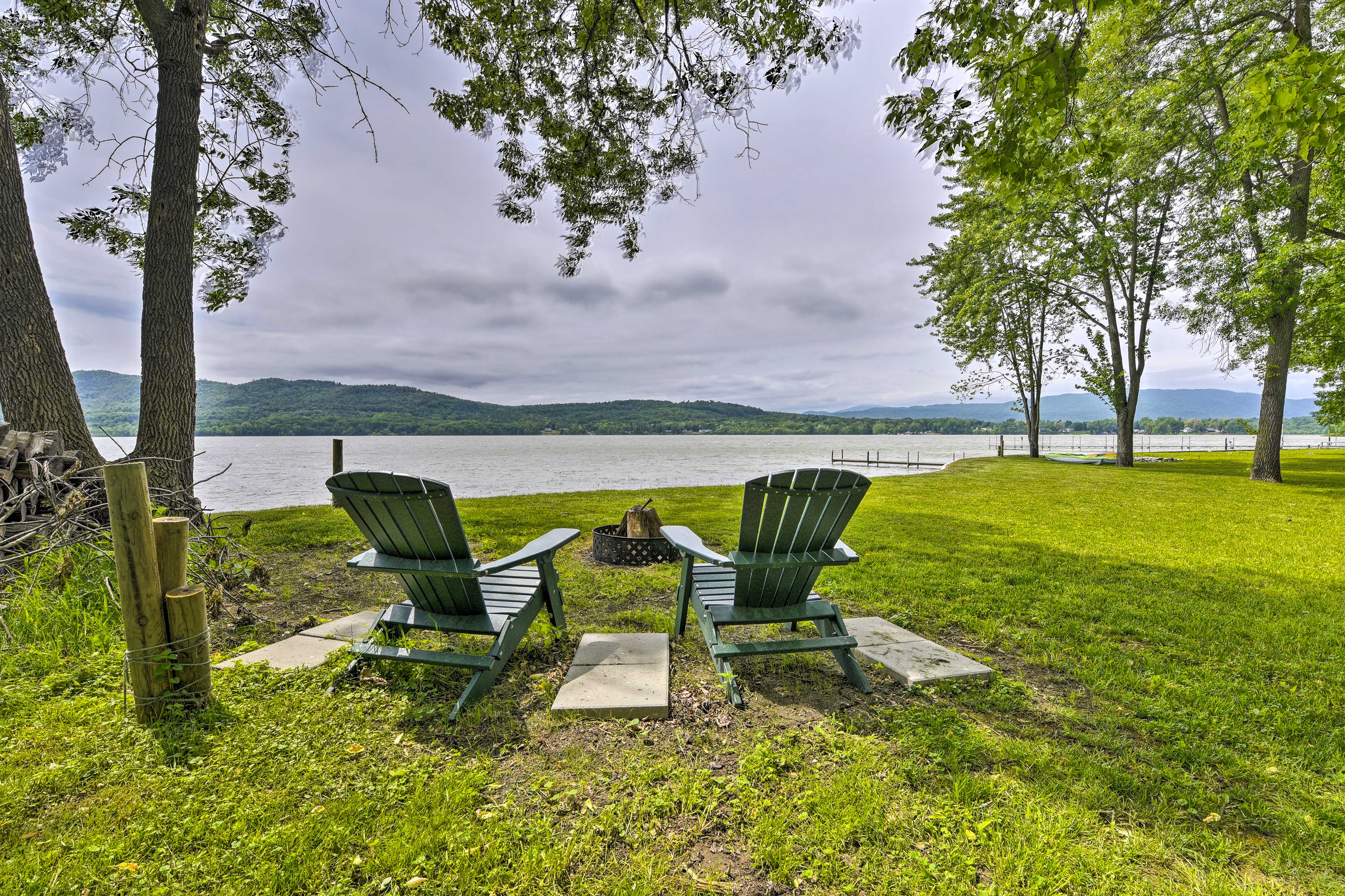 Lakefront Yard | Wood-Burning Fire Pit | 2 Kayaks Provided