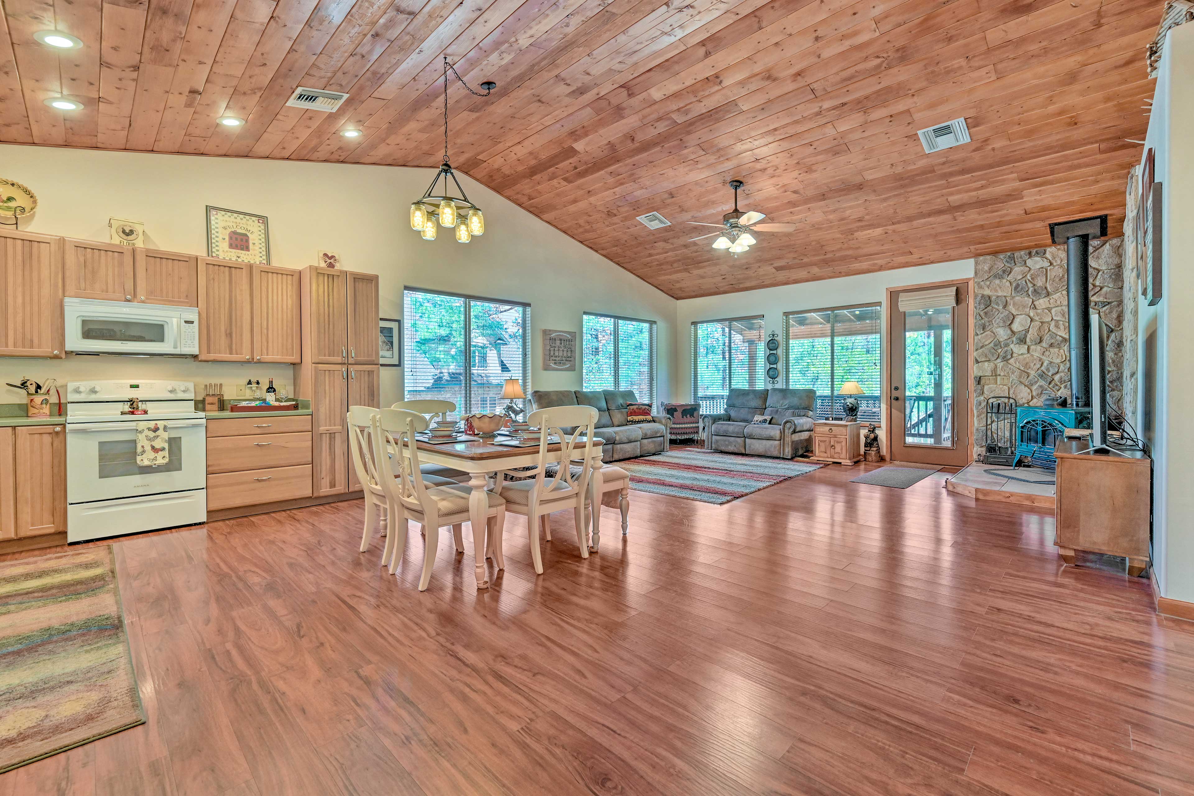 Living Area | Dinnerware Provided