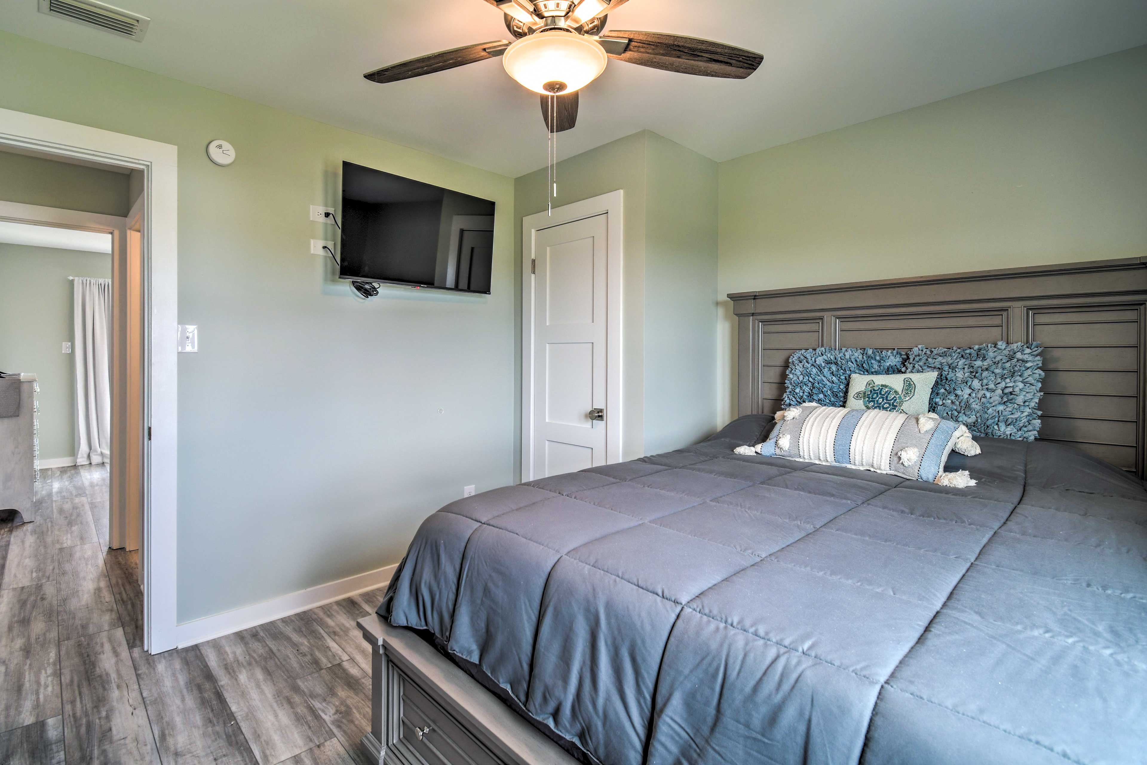 Bedroom 2 | Queen Bed | Twin XL Bunk Bed | Smart TV