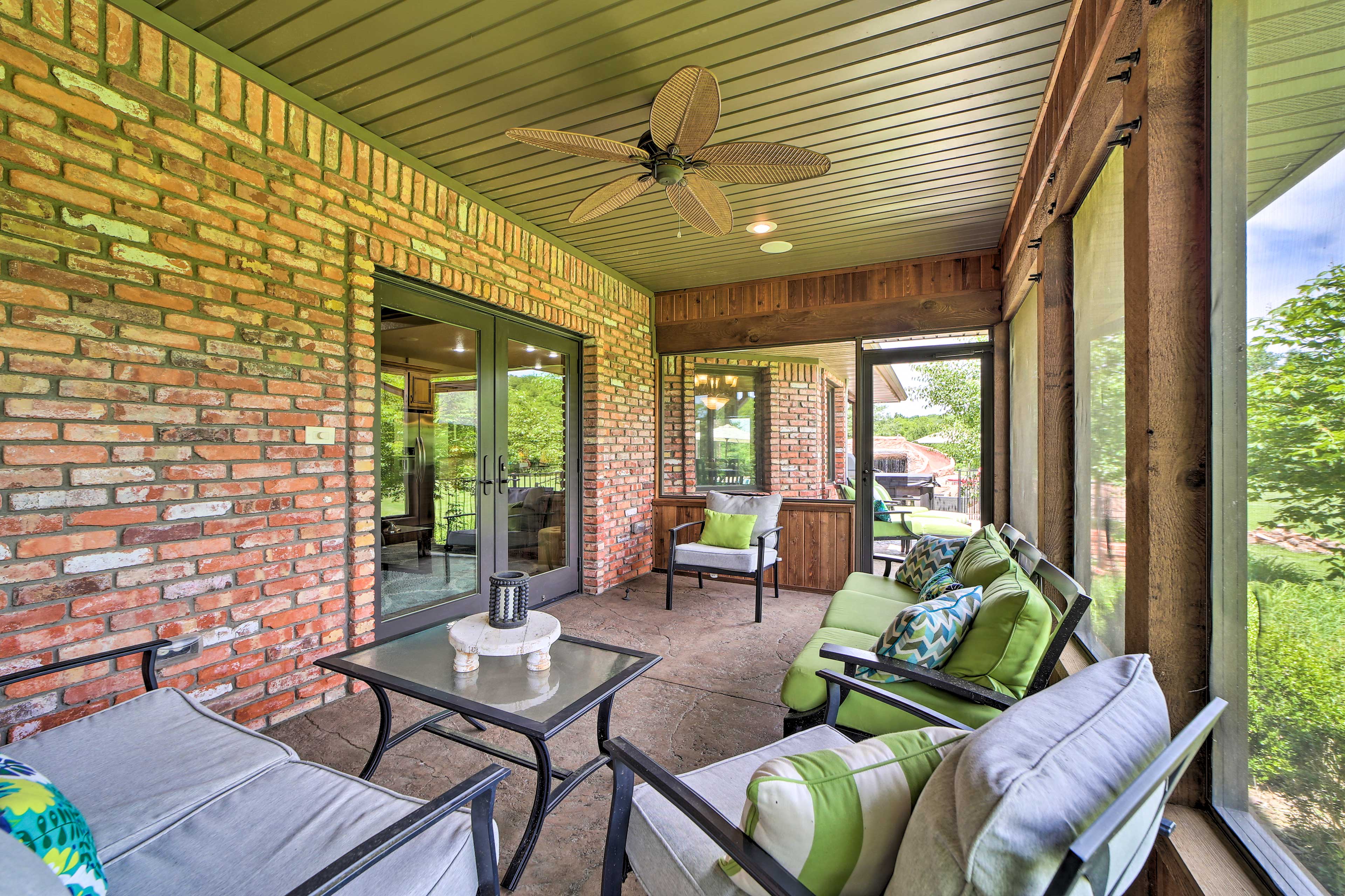 Private Screened Patio