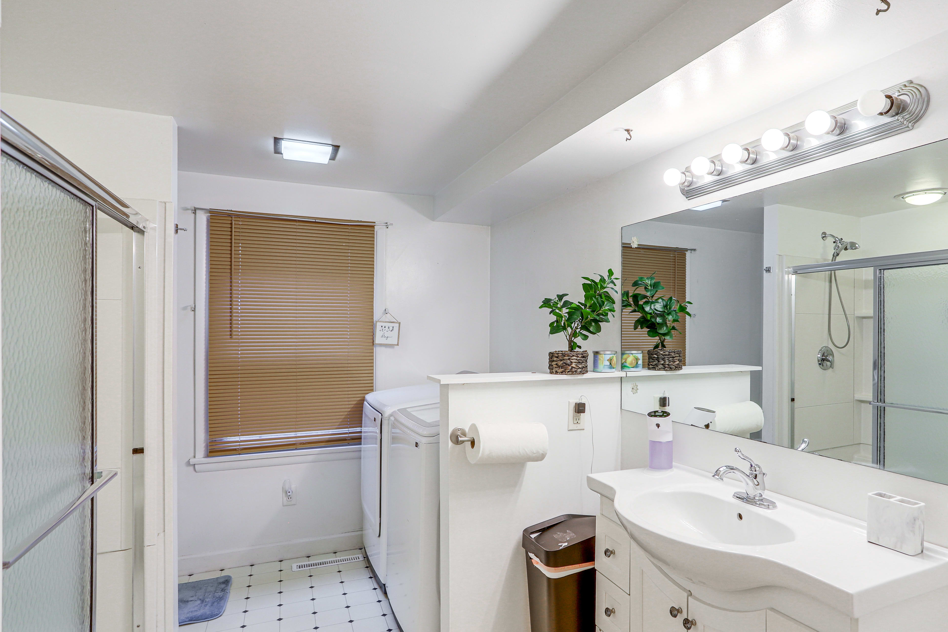 Full Bathroom | Jetted Tub | Complimentary Toiletries | Washer & Dryer