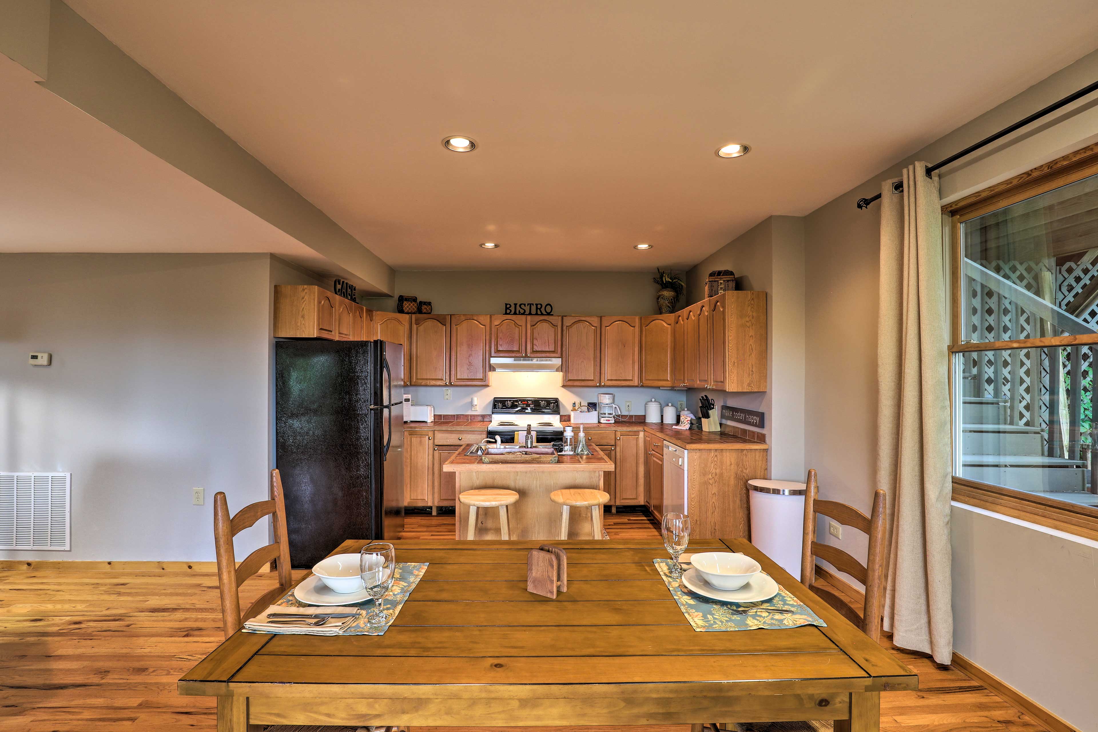 Dining Area & Kitchen | Blender | Ice Maker | Toaster | Spices