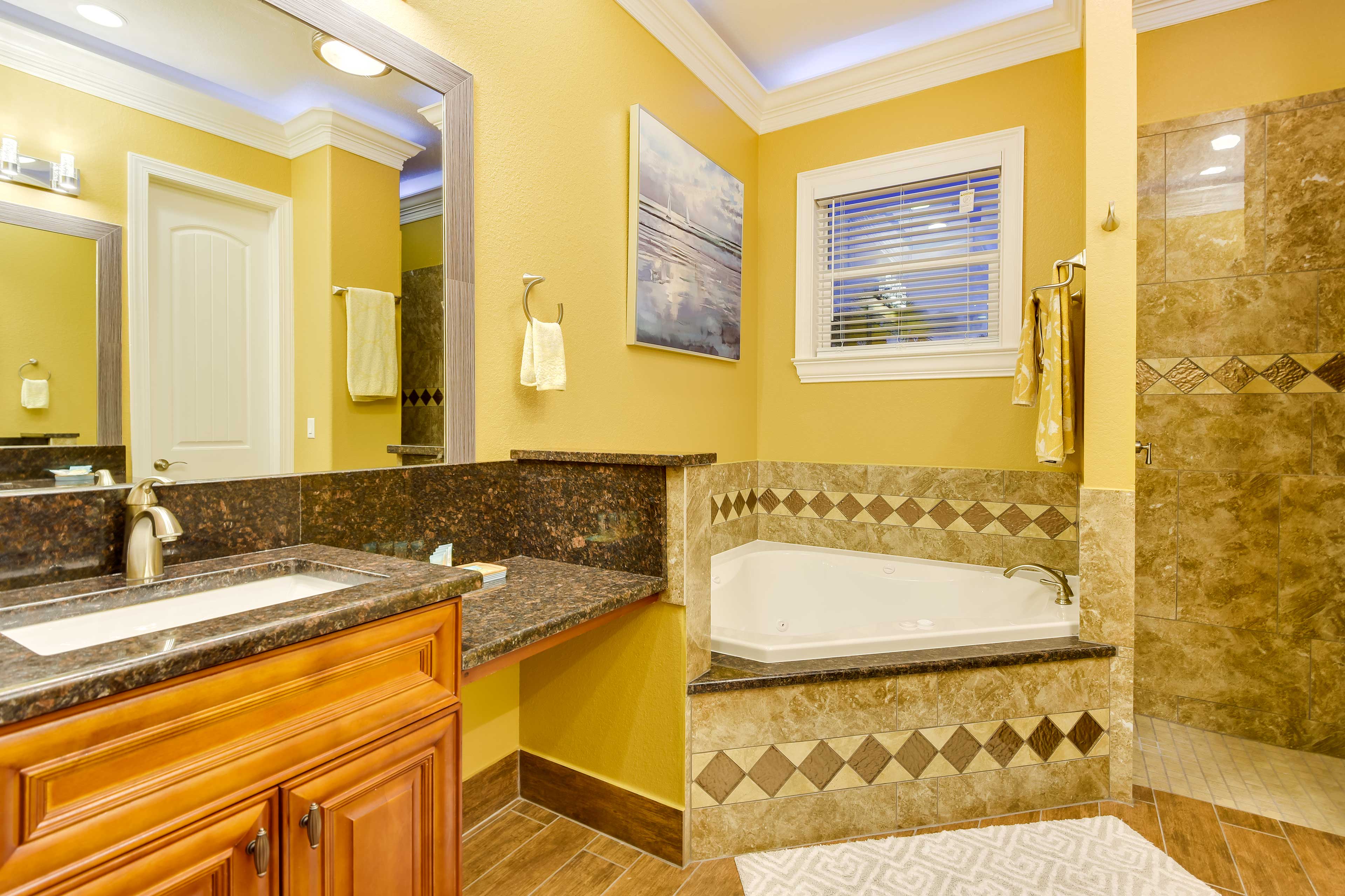 Full Bathroom | Towels Provided | Complimentary Toiletries