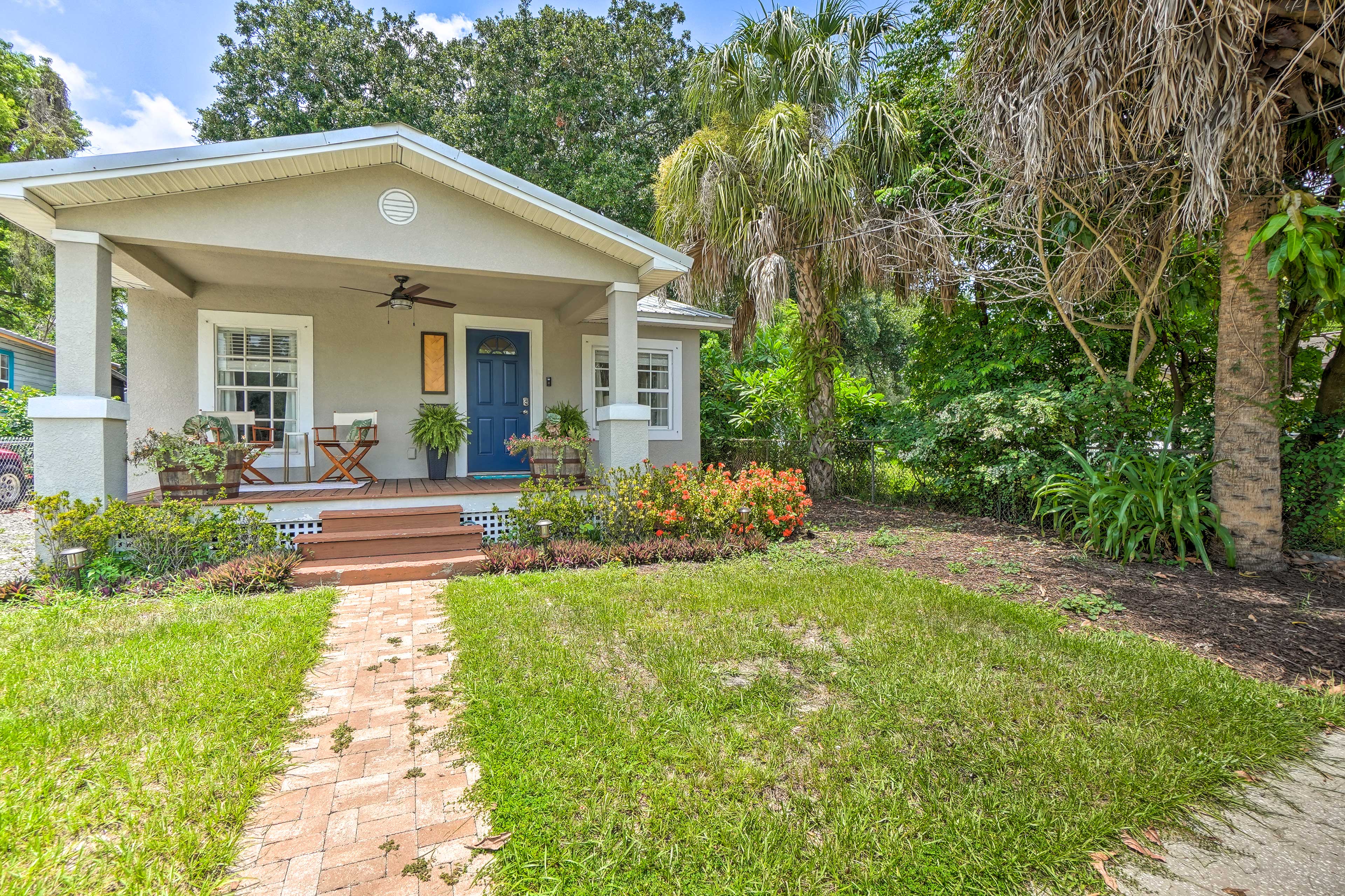 Central Point Tampa Home w/ Outdoor Lounge!