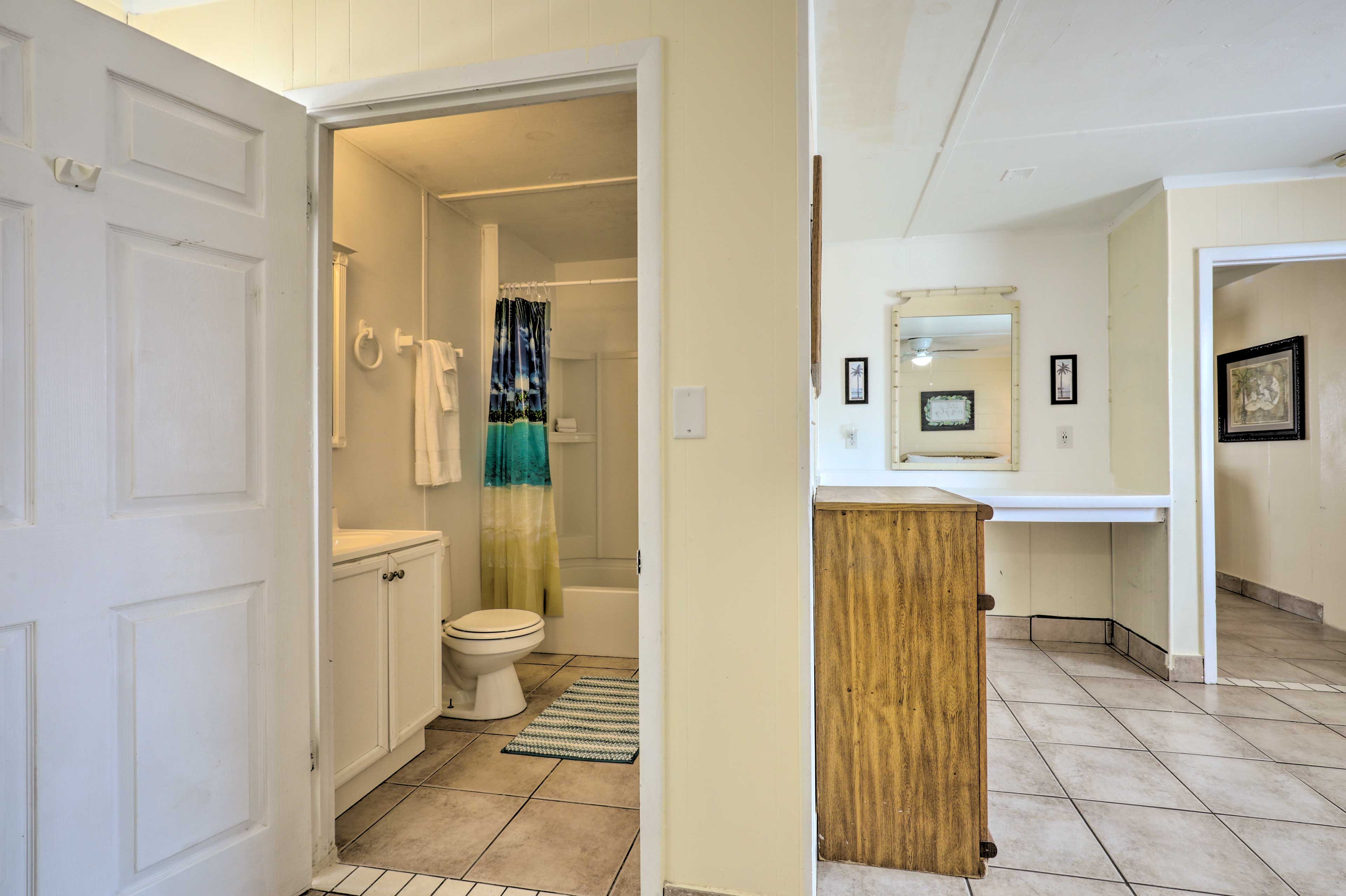 Full Bathroom | Shower/Tub Combo | Towels Provided