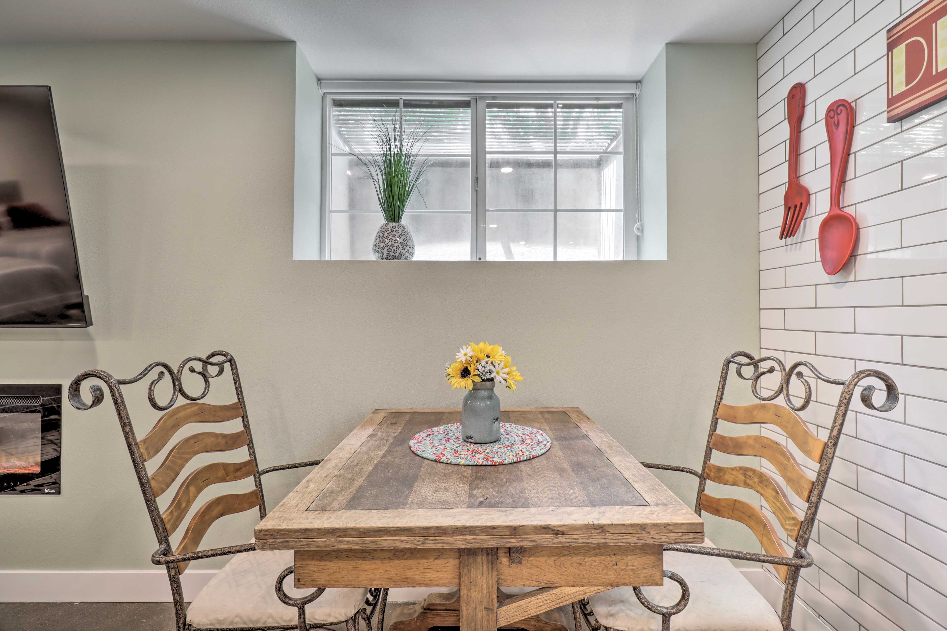 Dining Area | Dishware & Flatware