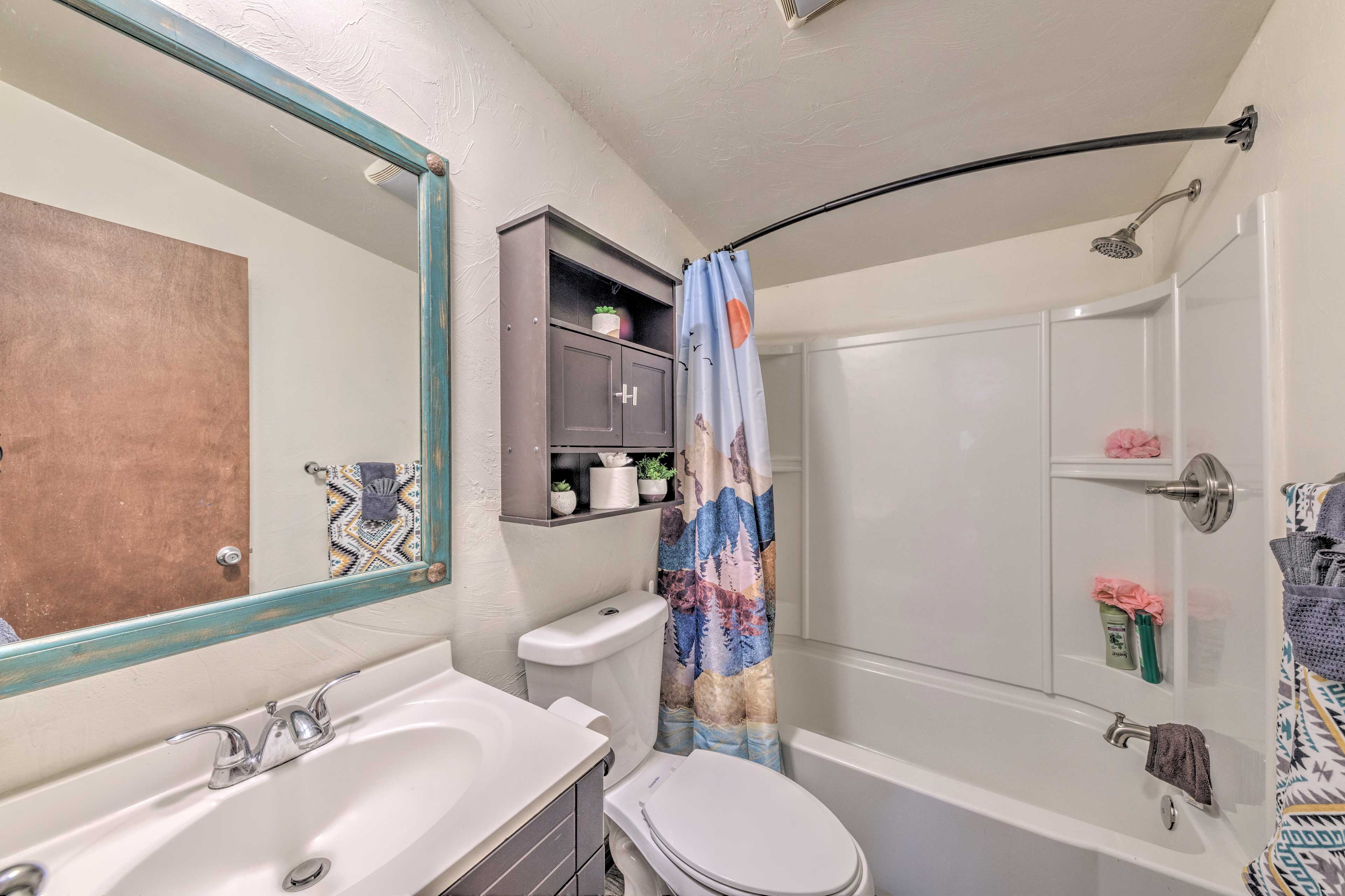 Full Bathroom | Towels Provided