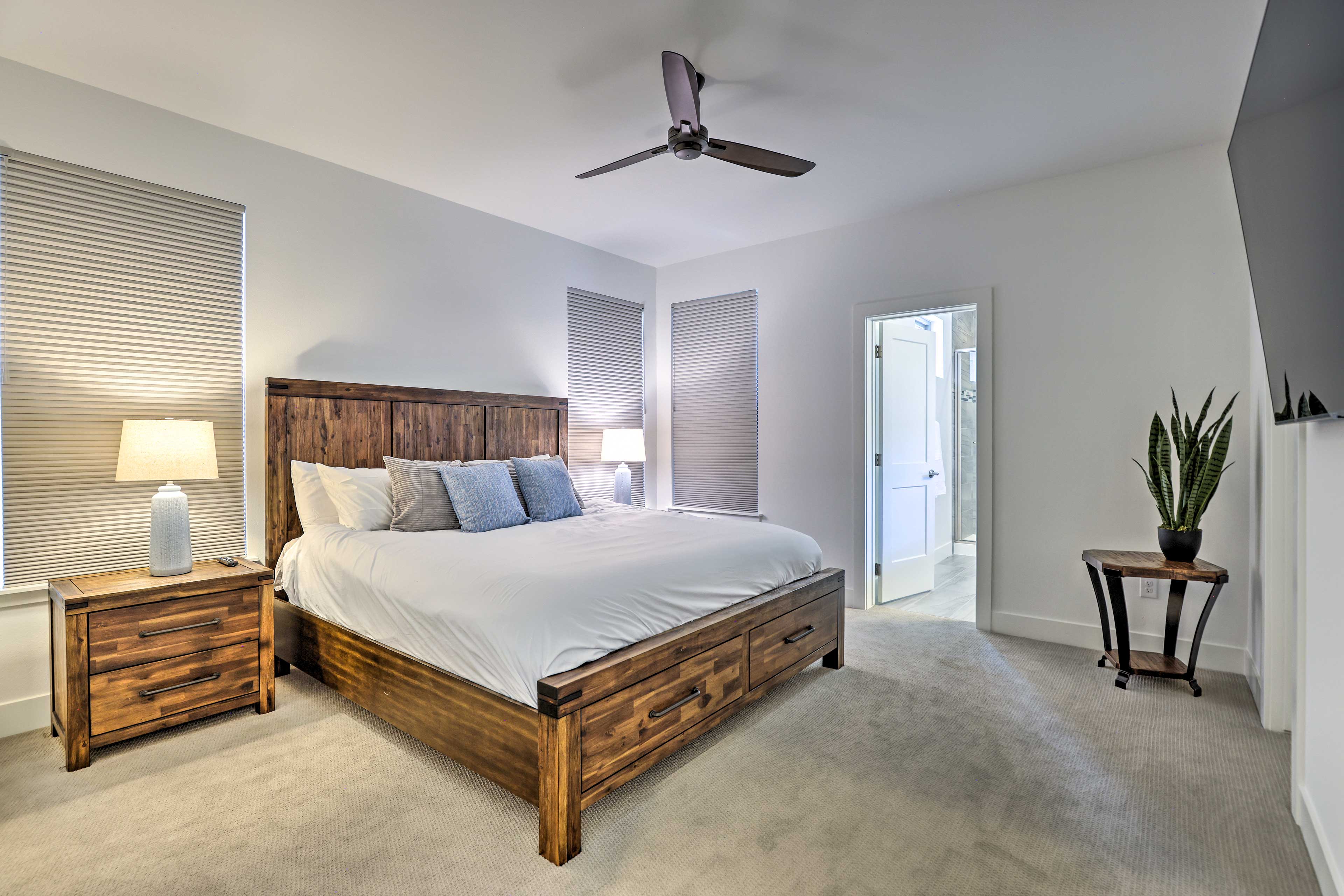 Bedroom 2 | Upper Level | King Bed | Smart TV | En-Suite Bathroom