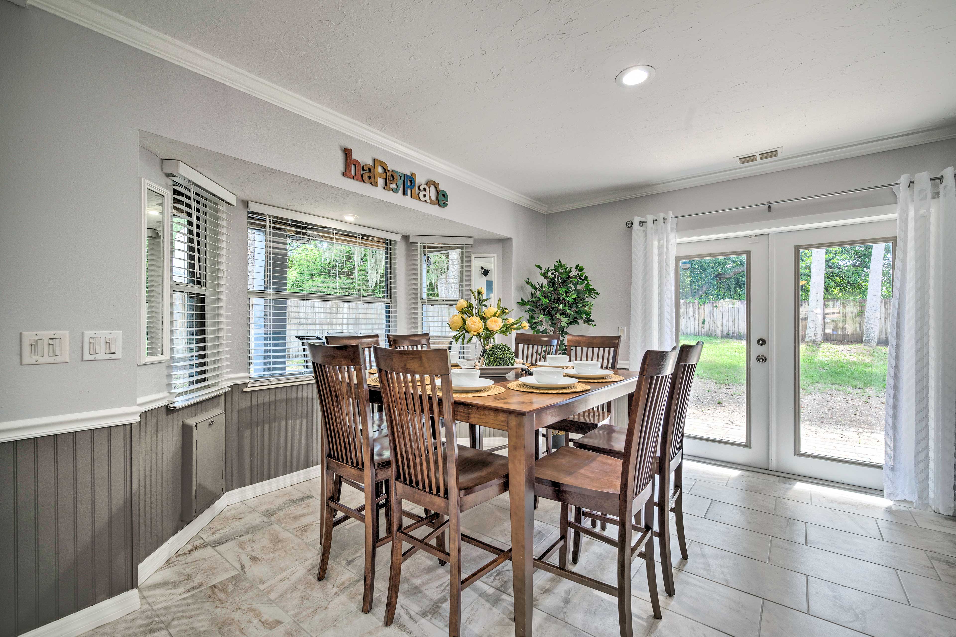 Dining Area | Dishware & Flatware Provided