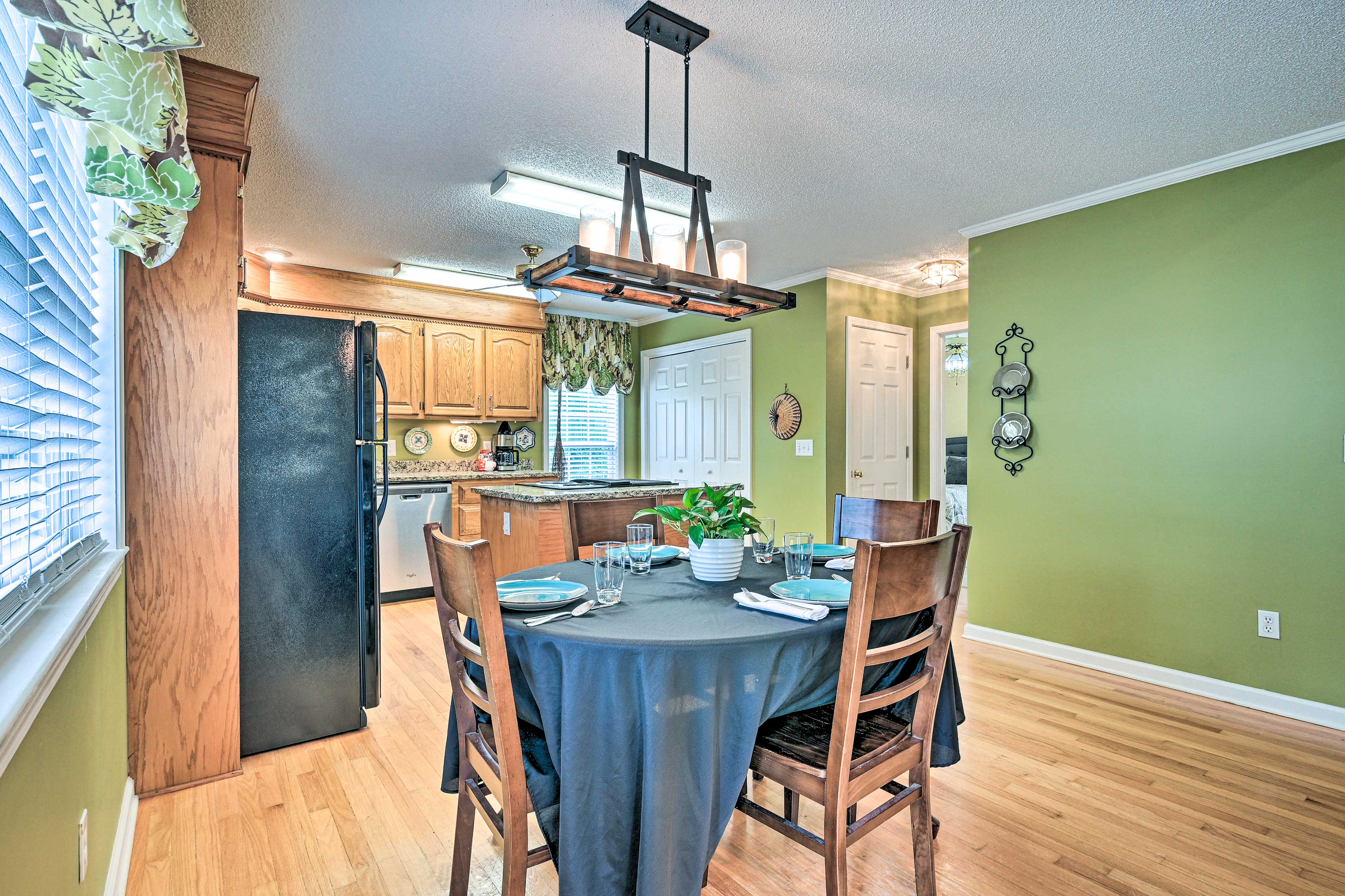 Dining Area | Dishware/Flatware Provided