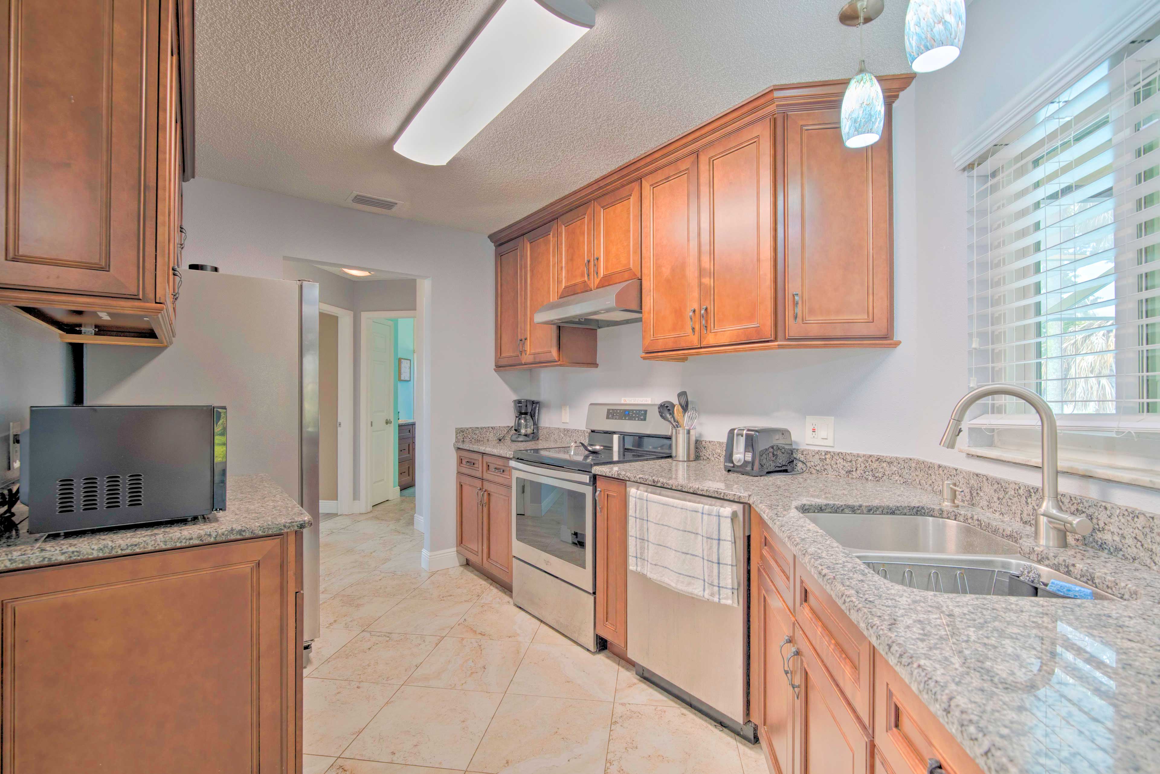 Full Kitchen | Dishwasher | Electric Range | Microwave | Fridge w/ Ice Maker