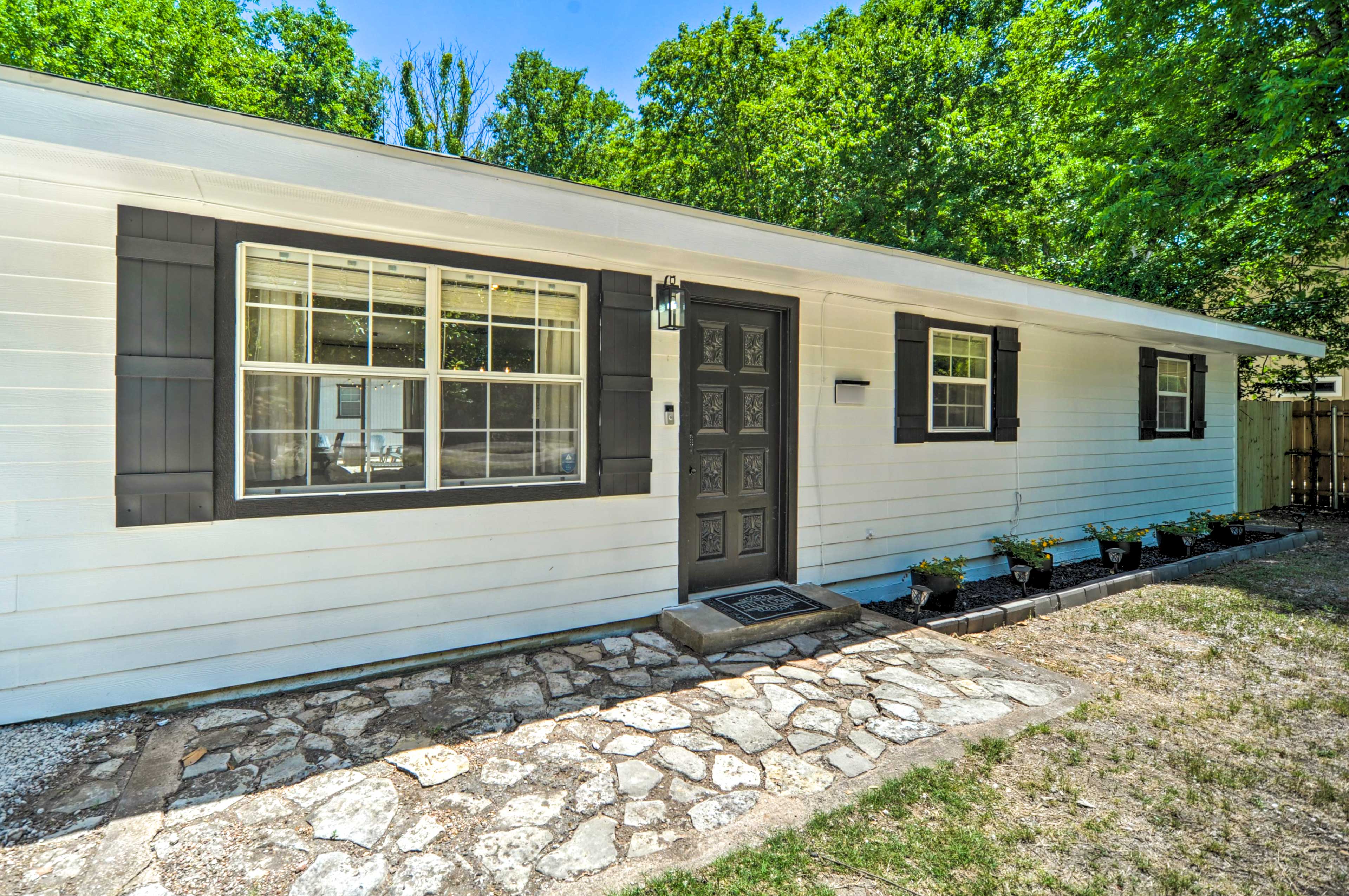 Front Entry | Keyless Entry | 1 Ring Doorbell Device (Facing Out)