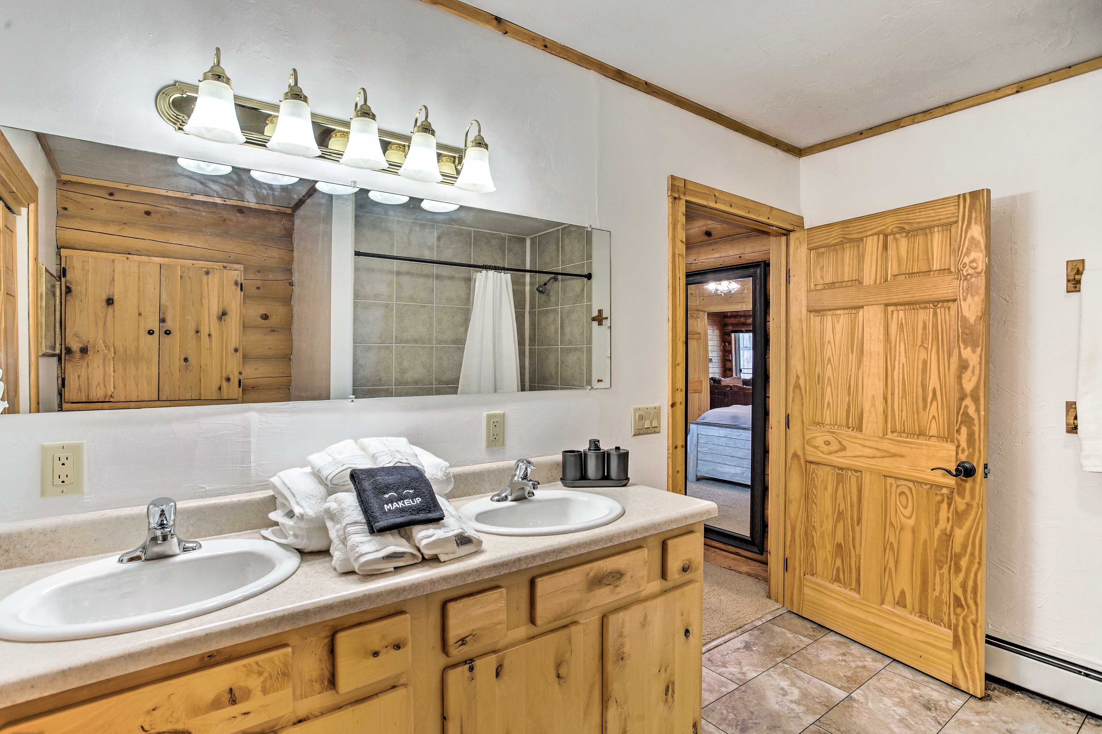 Bathroom | En-Suite | Linens and Towels Provided