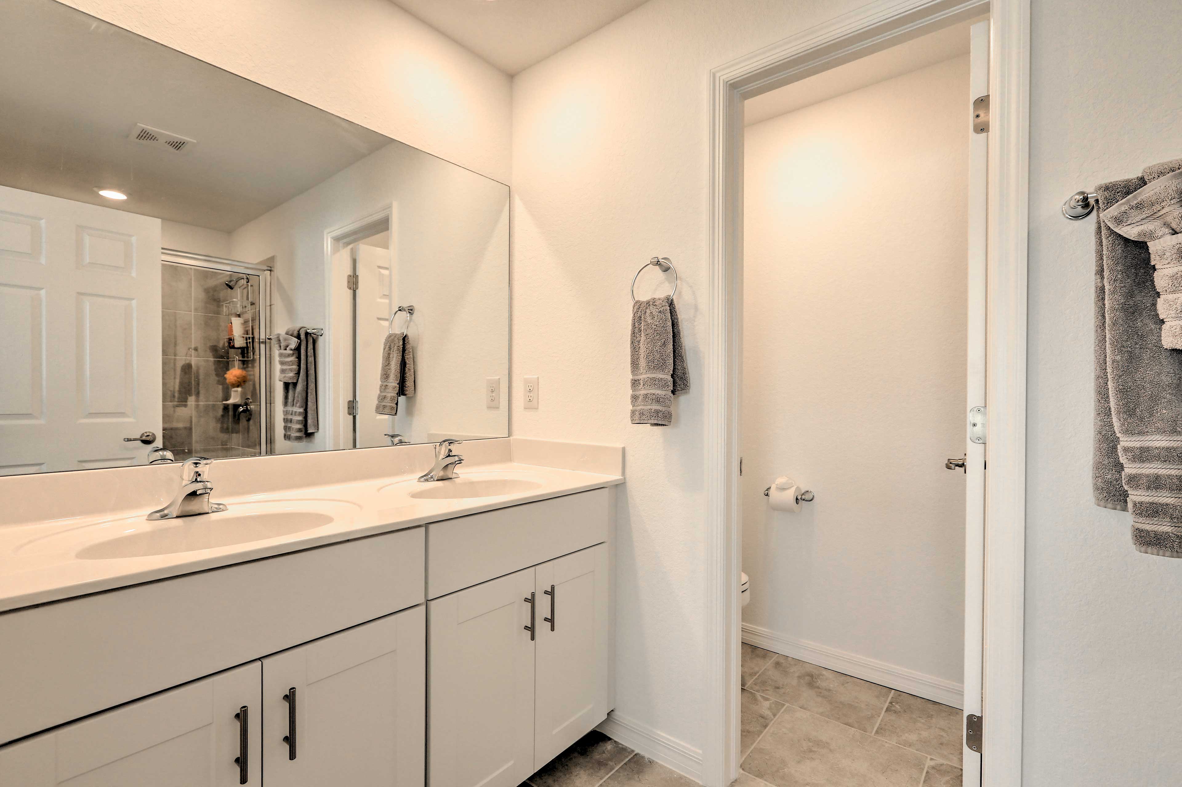 Full Bathroom | 2nd Floor | Complimentary Toiletries