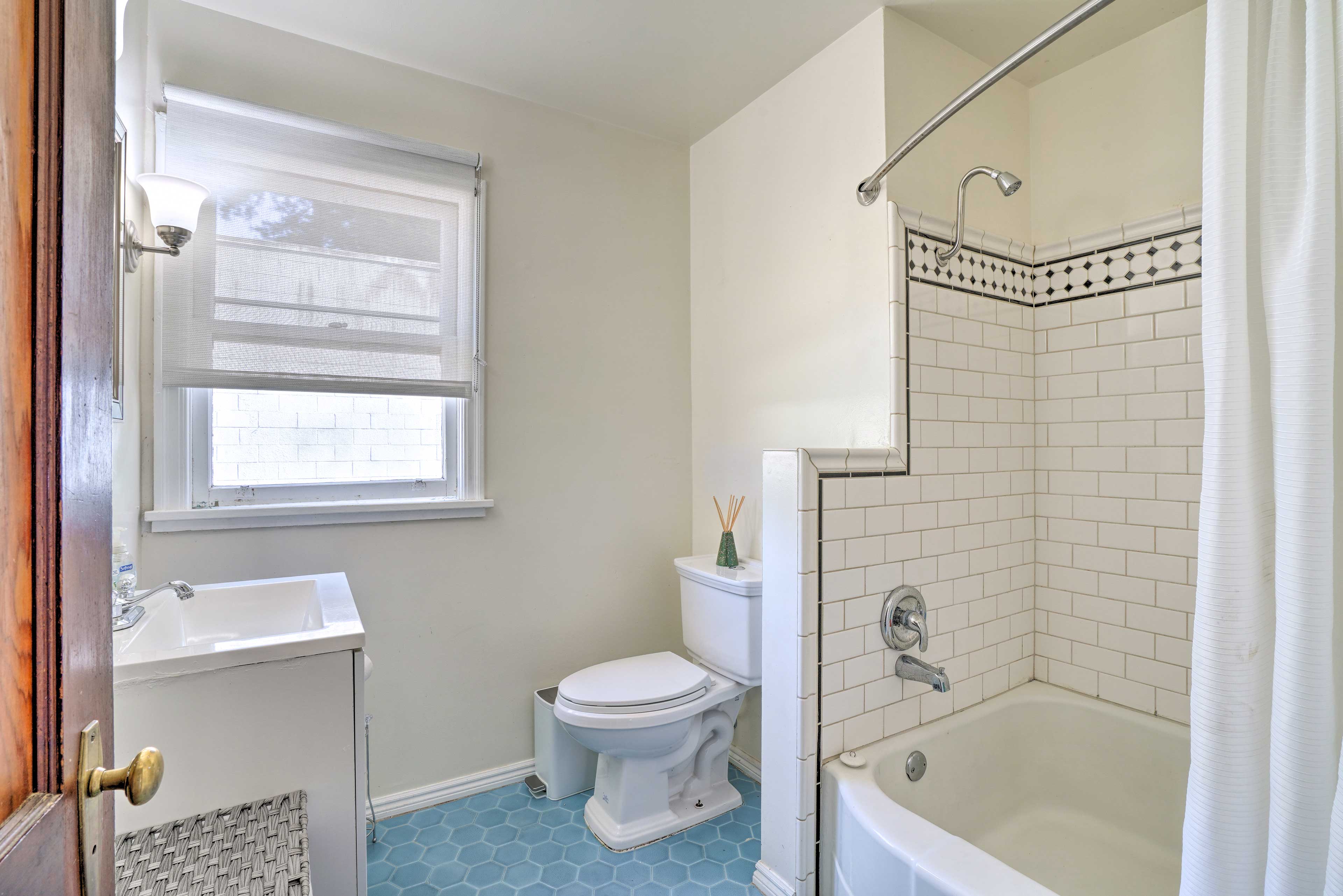 Full Bathroom | Complimentary Toiletries | Hair Dryer