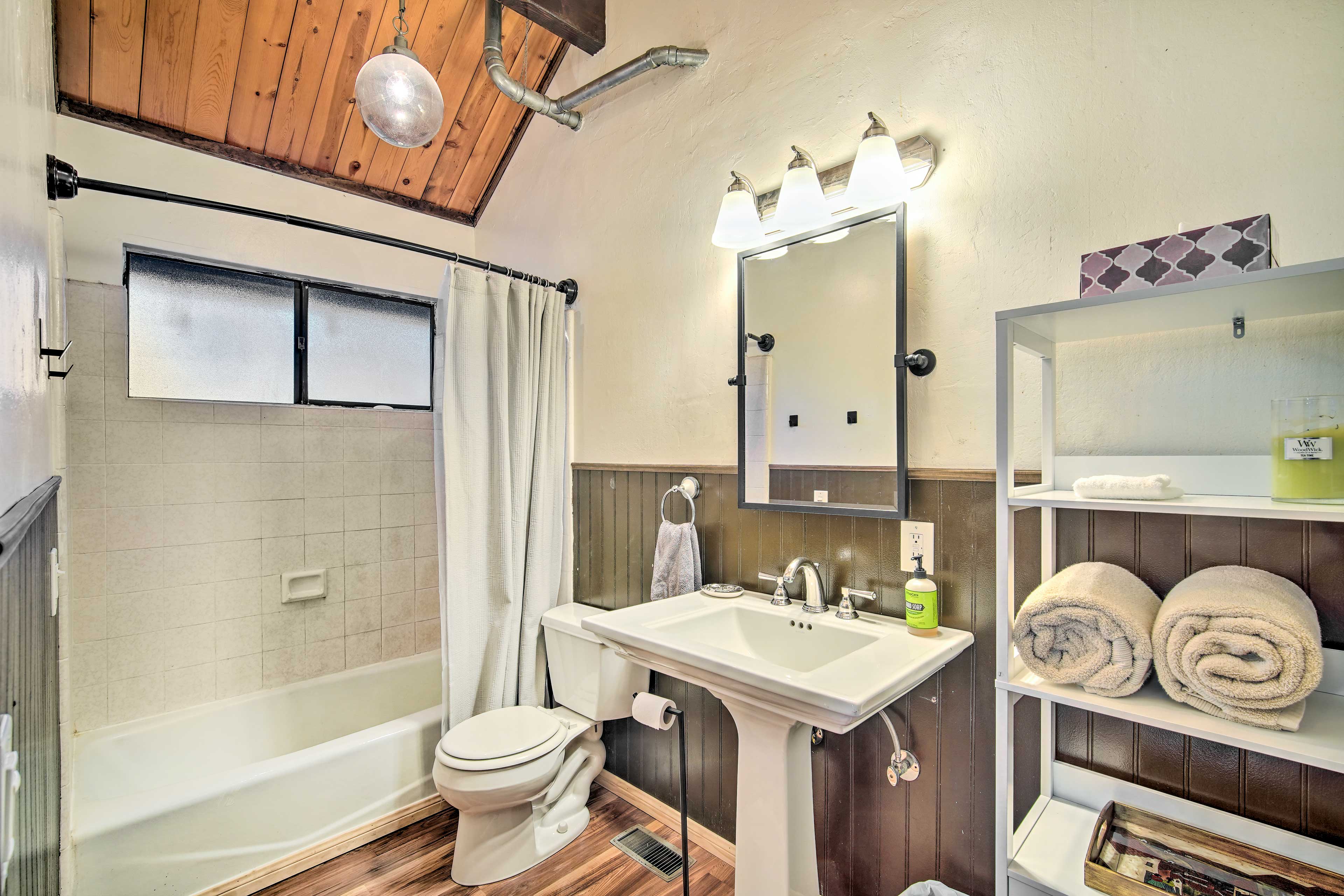 Full Bathroom | Complimentary Toiletries